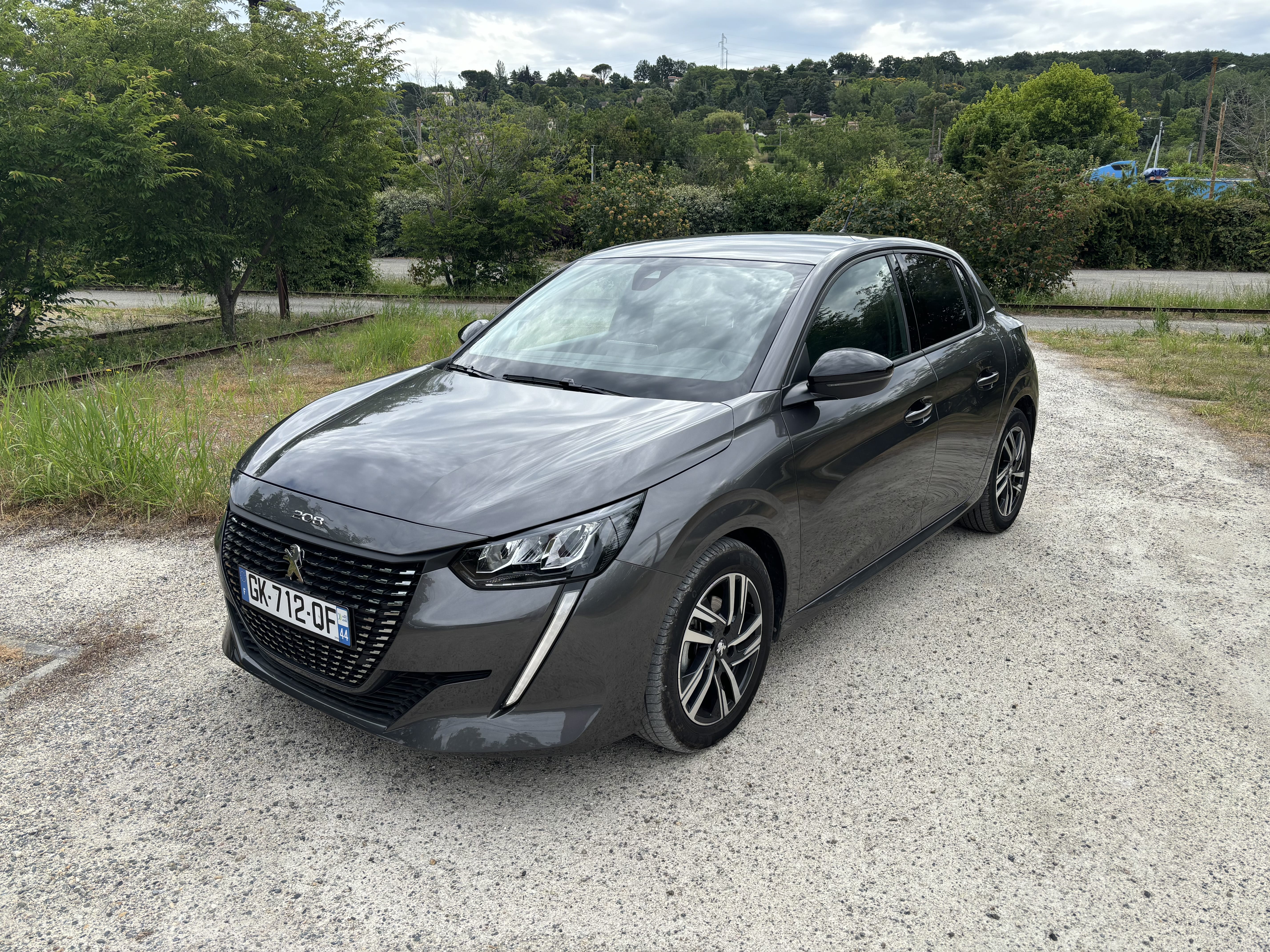 Peugeot 208 ALLURE 100CH - PARKING AEROPORT TOULOUSE-BLAGNAC, 2022, Essence 95