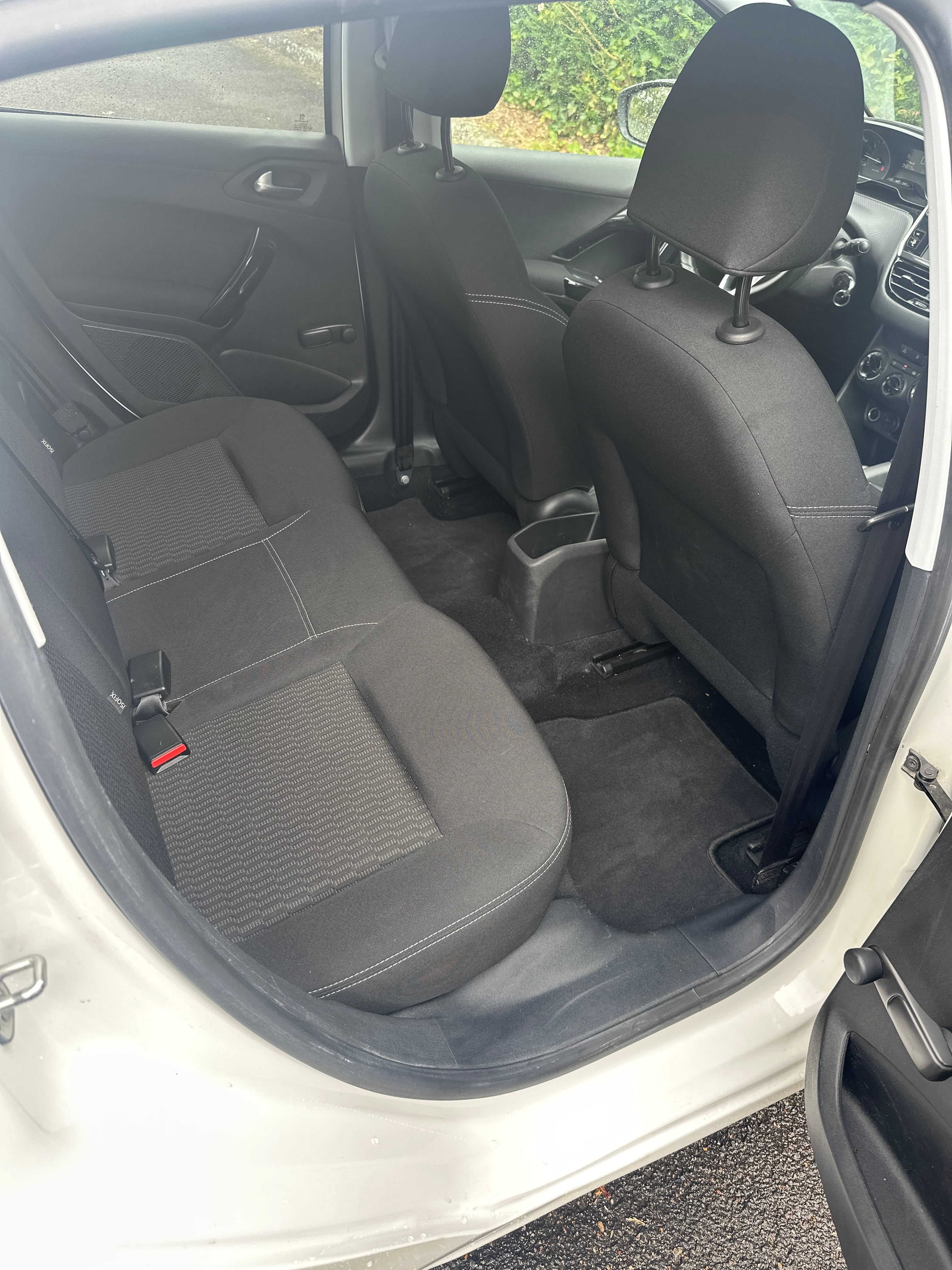 Peugeot 208 1,2 82 chevaux avec Autoradio