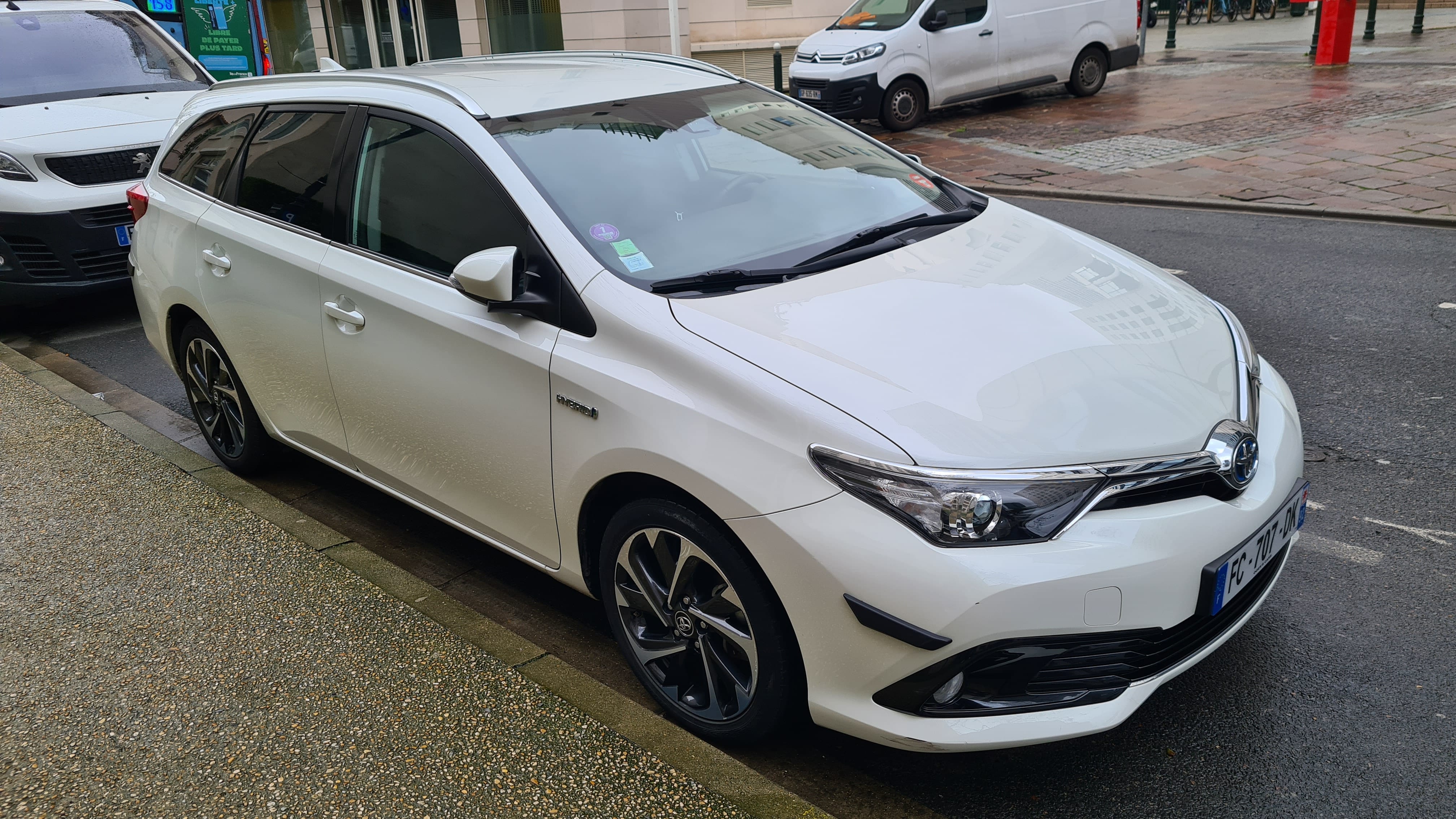 Toyota Auris Touring Sports, 2018, Essence 95 / Électrique (hybride), automatique