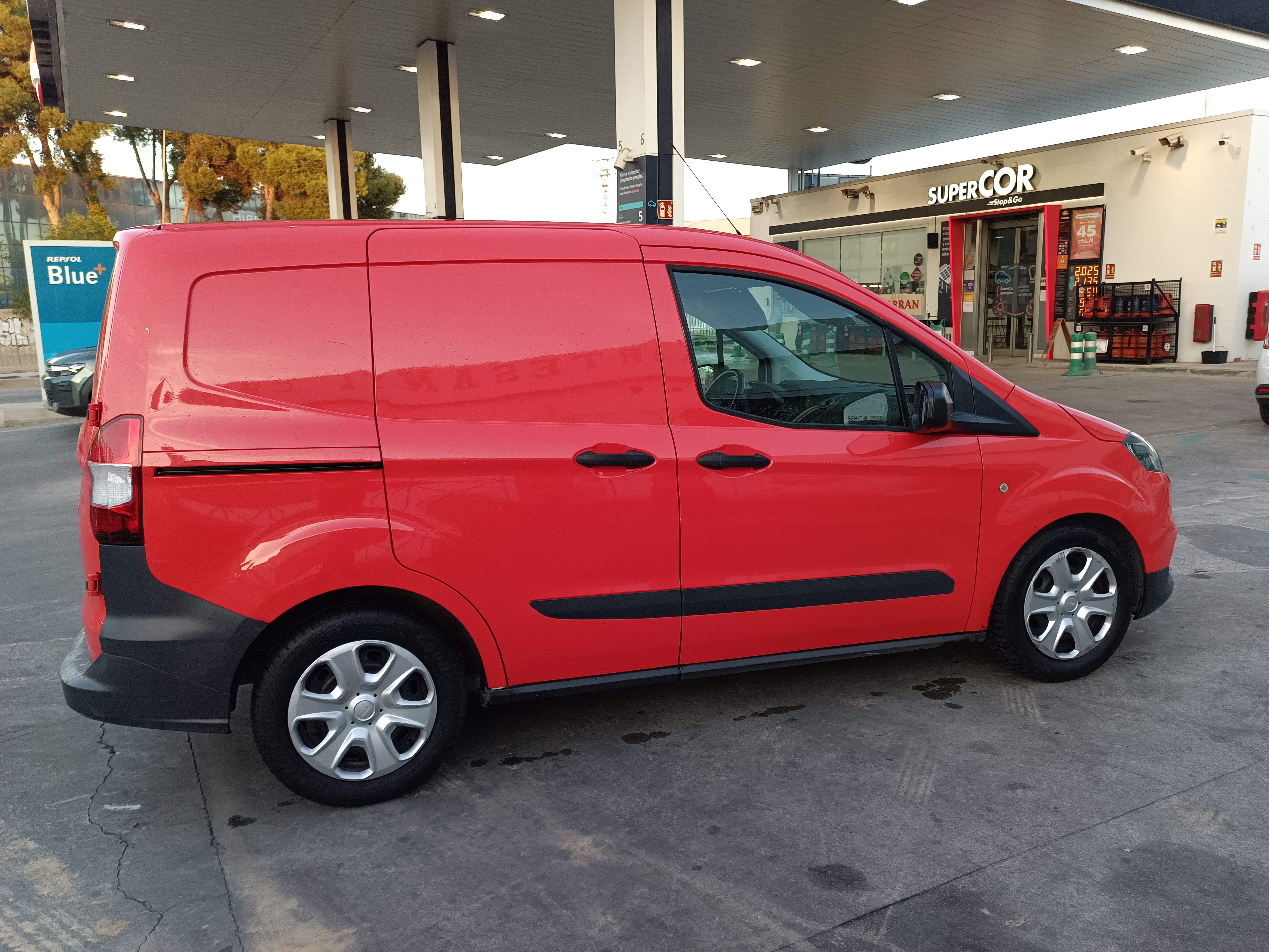 Ford Transit Courier Furgoneta con Aire acondicionado