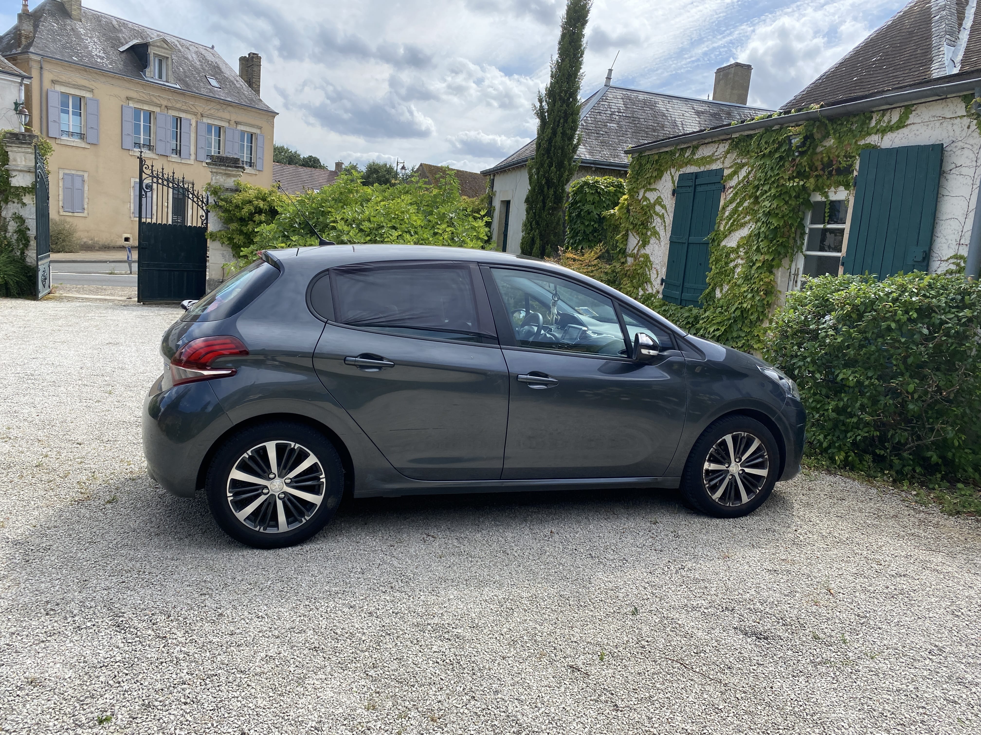 Peugeot 208 Active Suréquipée + avec Climatisation