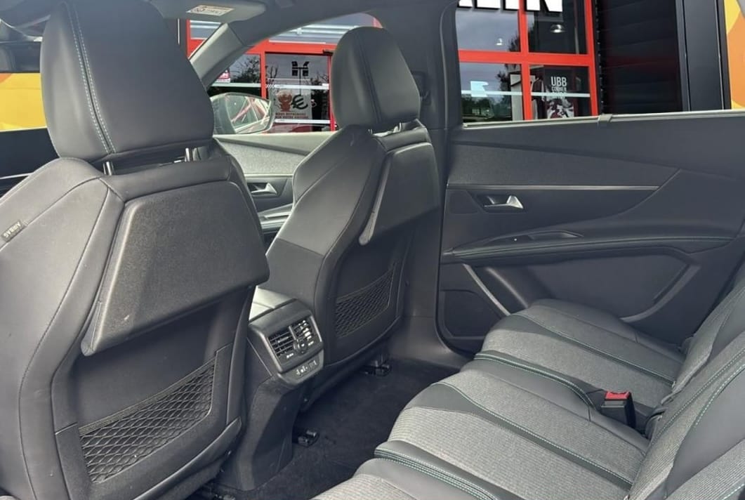 Peugeot 5008 hybride 136 cv 7 places + coffre de toit avec Pneus neige