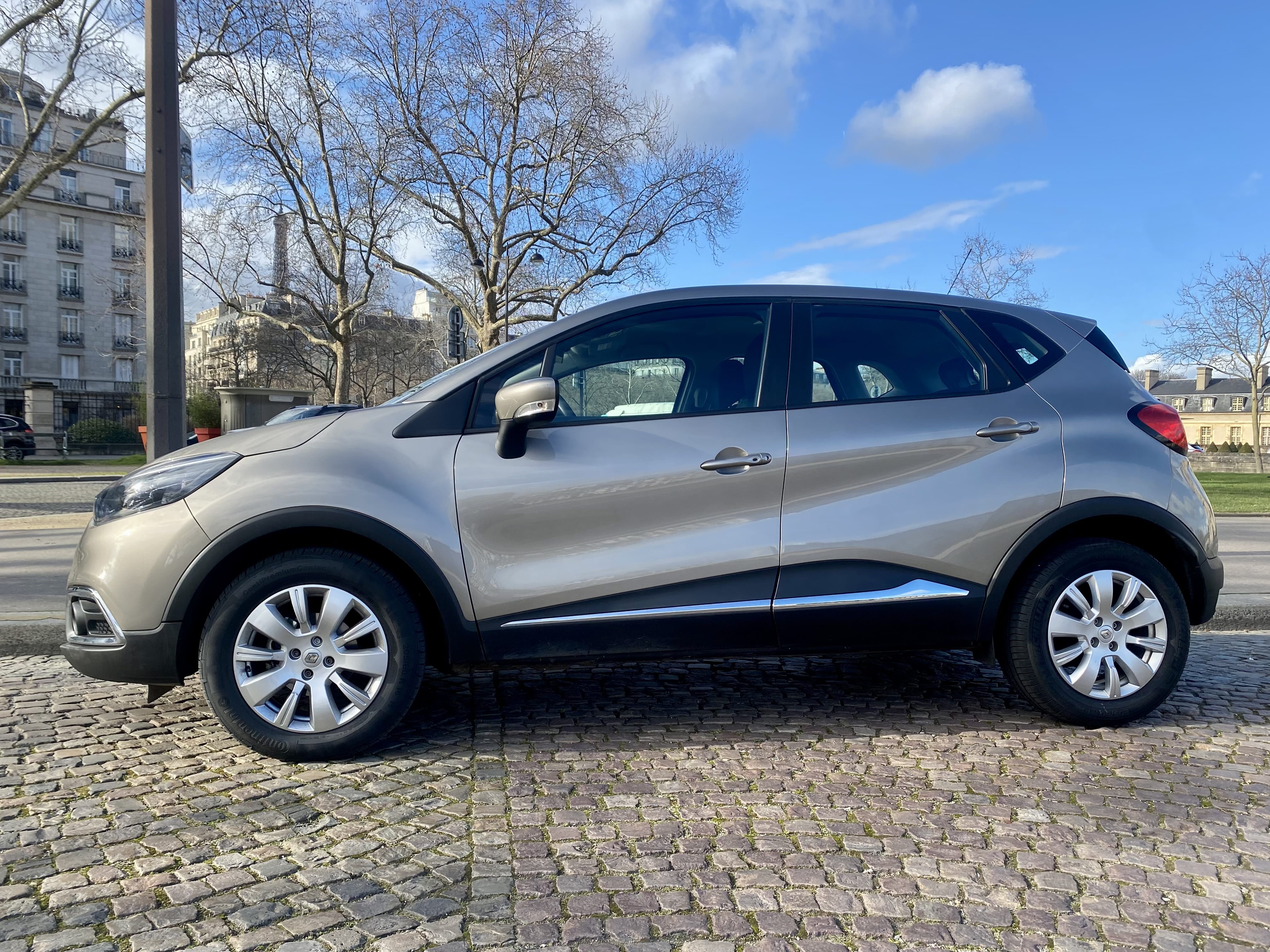 Renault Captur  90 cv / métro ligne 2 / Bluetooth avec Climatisation