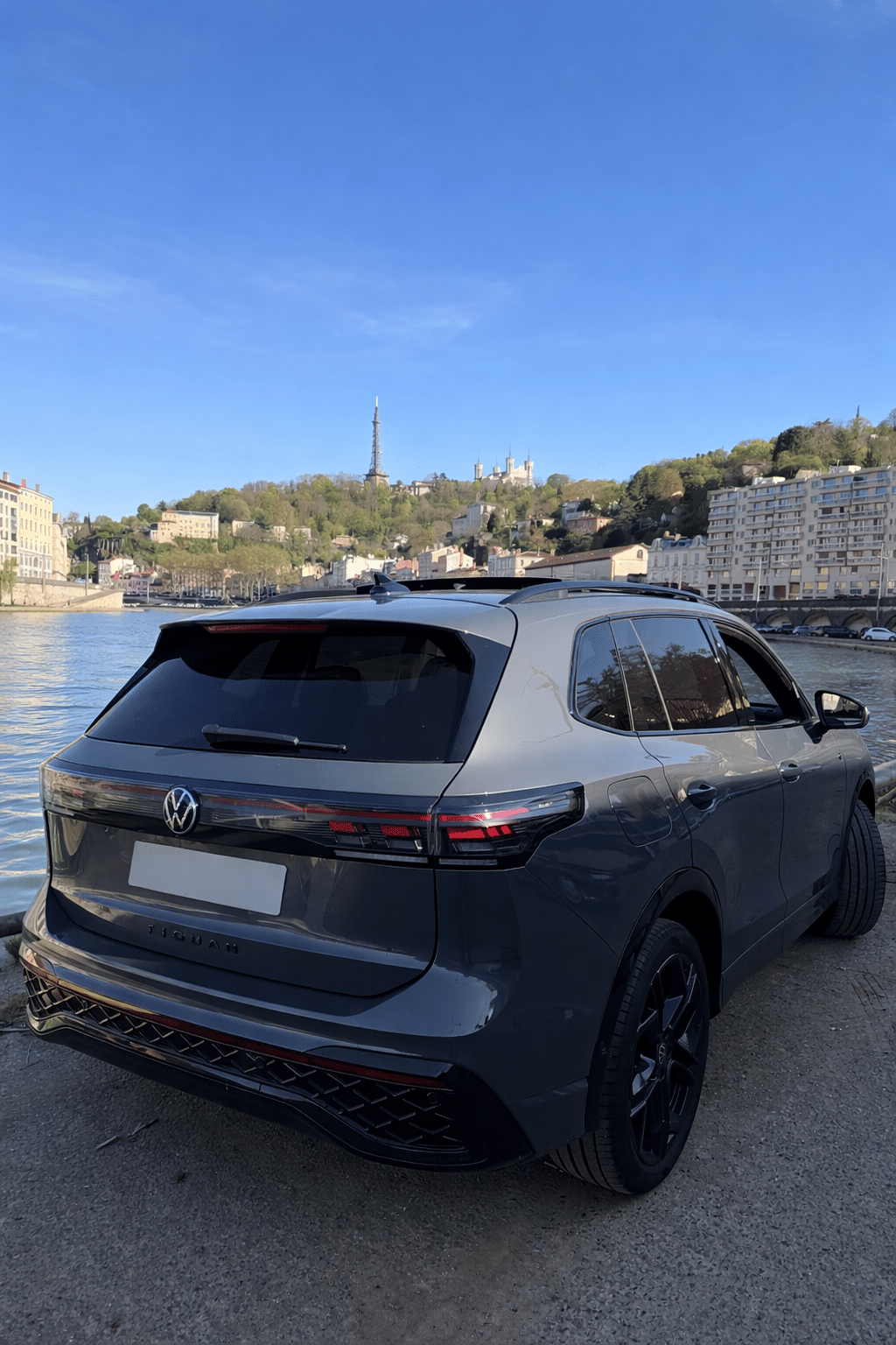 Volkswagen Tiguan SE R-LINE Black, 2025, Essence 98 / Électrique (hybride), automatique