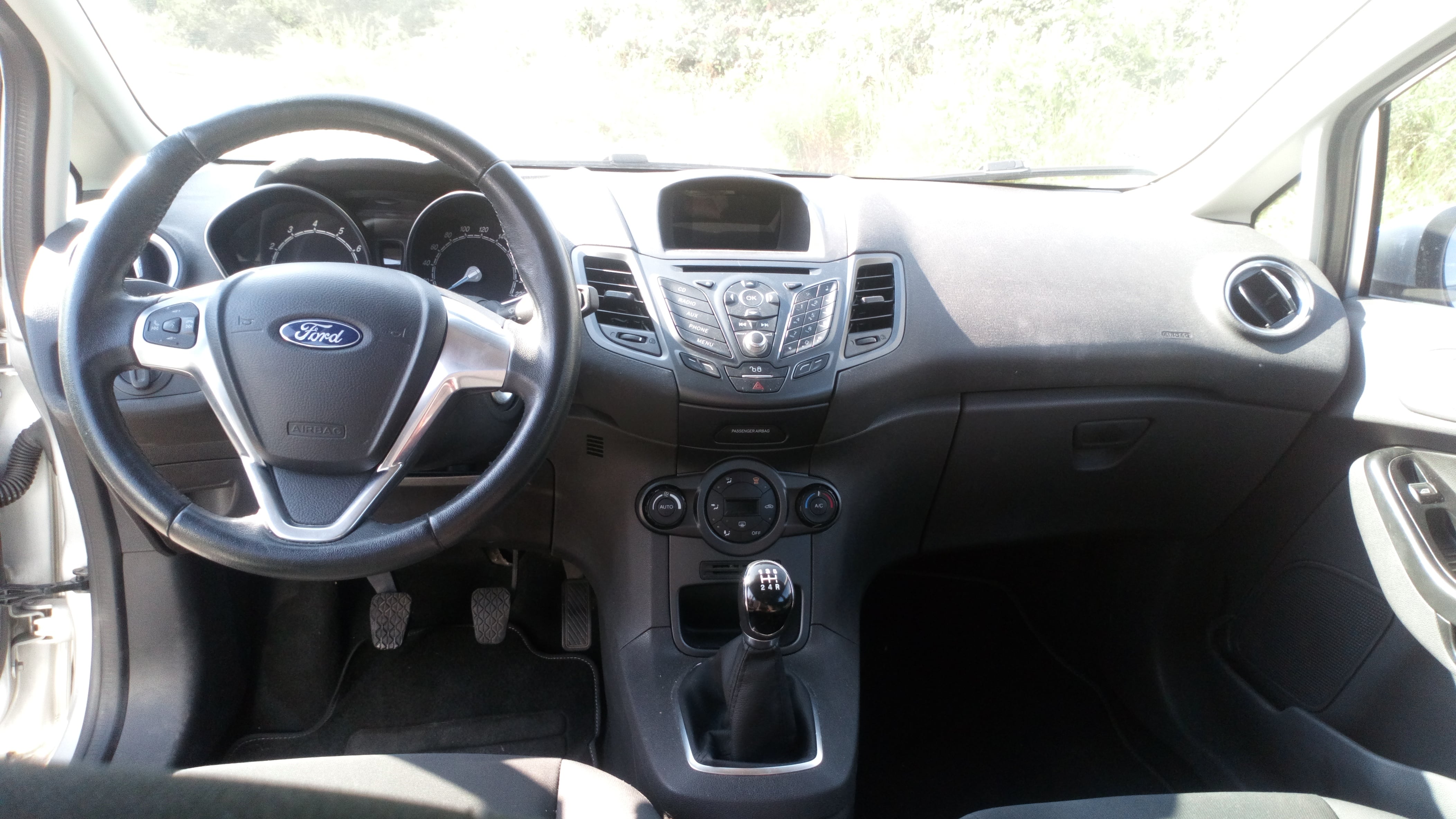 Ford Fiesta VI grise  2015 avec Entrée audio / iPod