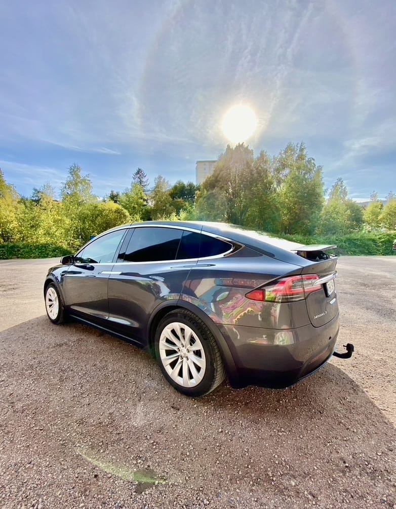 Tesla Model X med GPS
