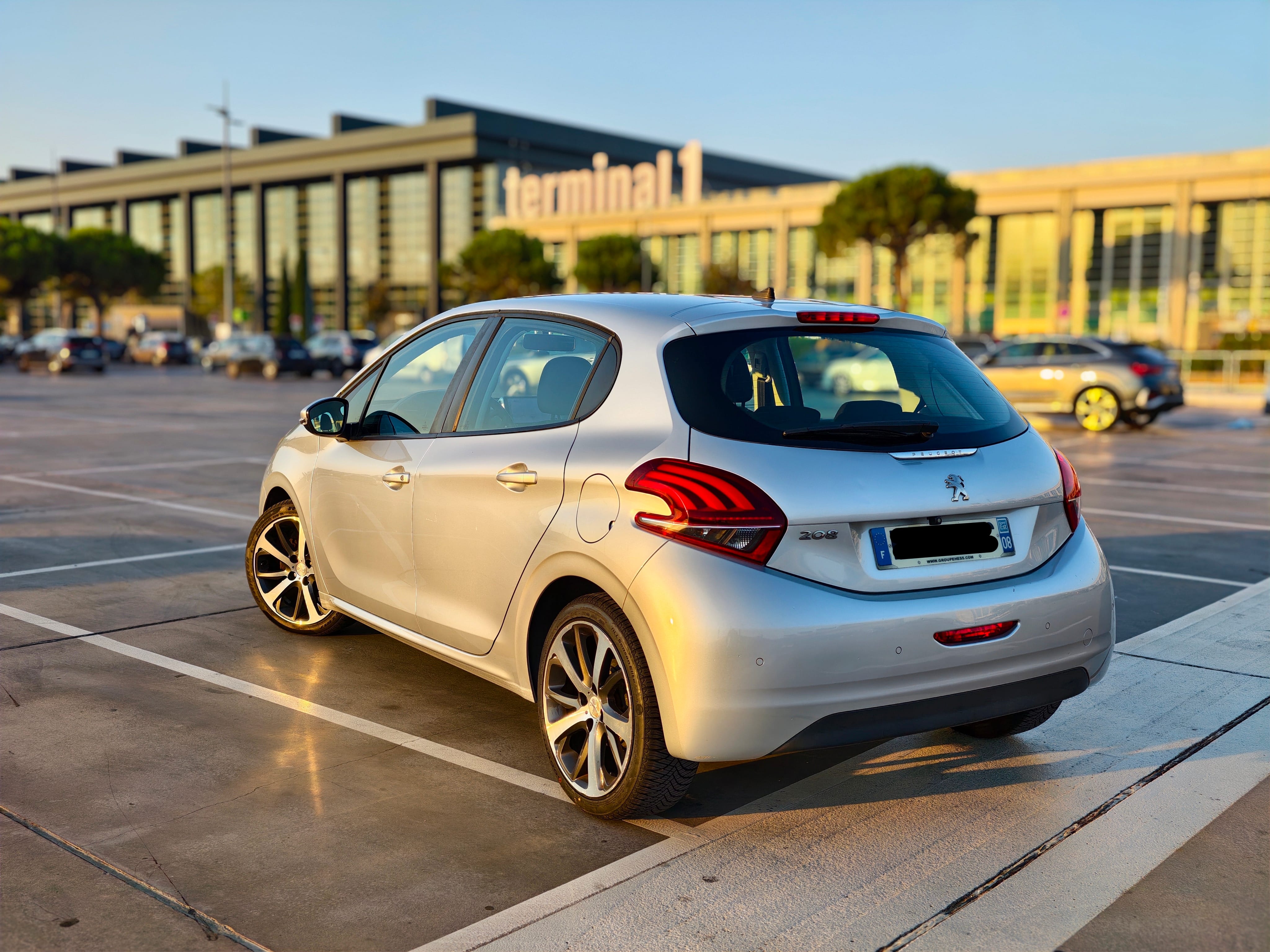 Peugeot 208 Aéroport de Marseille D avec Caméra de recul