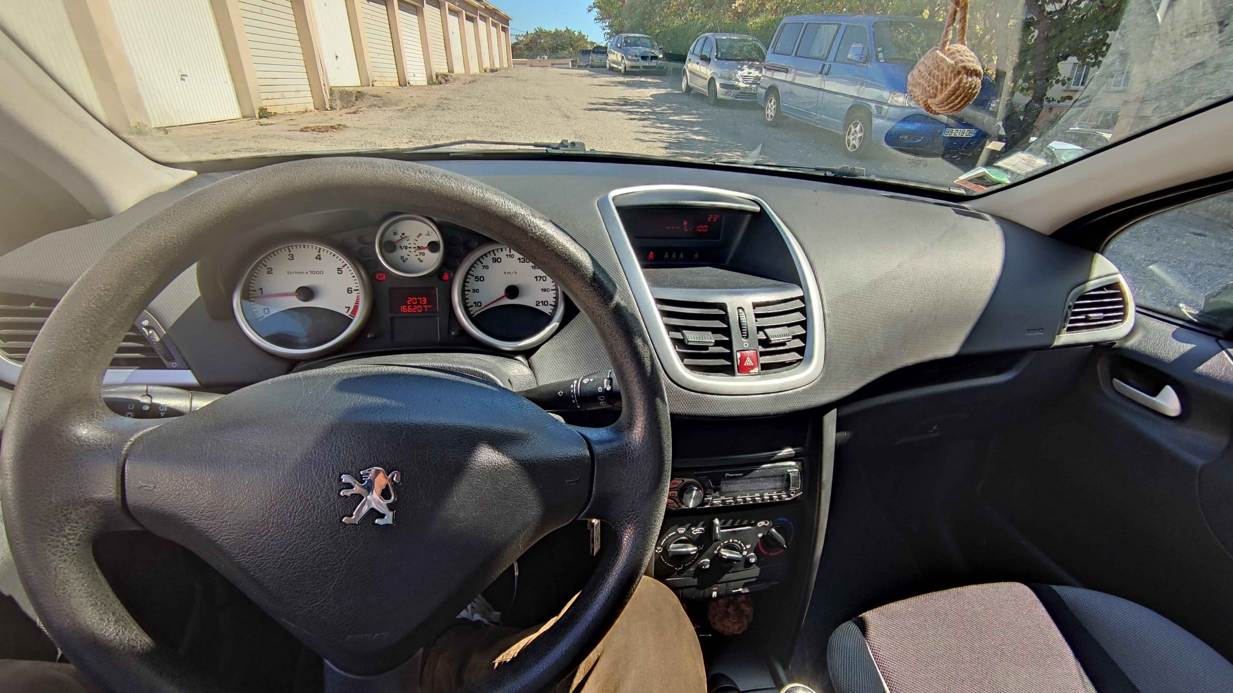 Peugeot 207 avec Entrée audio / iPod