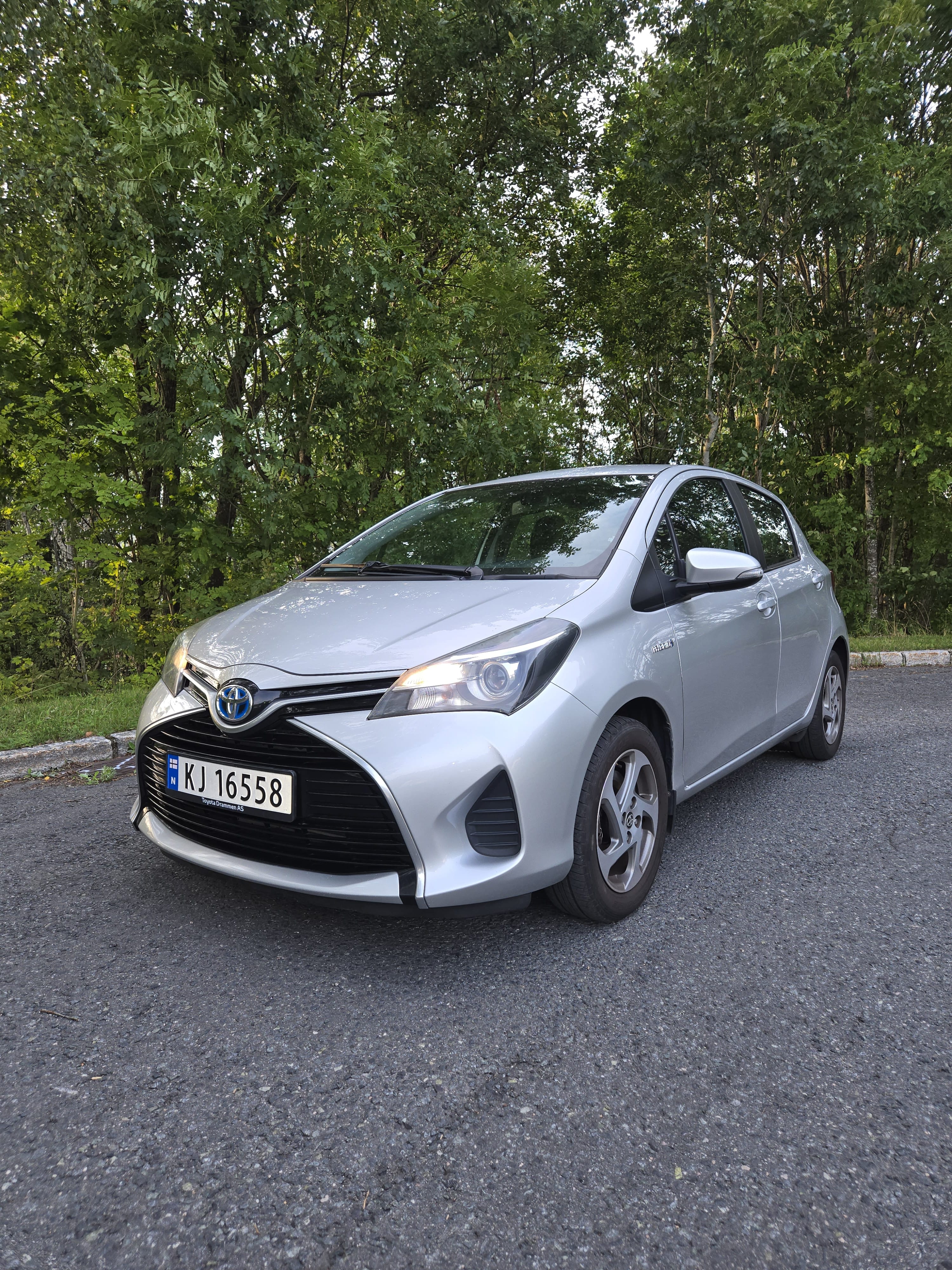 Toyota Yaris Hybrid 1,5 Automat, Bensin/Hybrid, inkl Beboerkort parkering, 2015, Blyfri 95 / Elektrisk (hybrid), automatisk