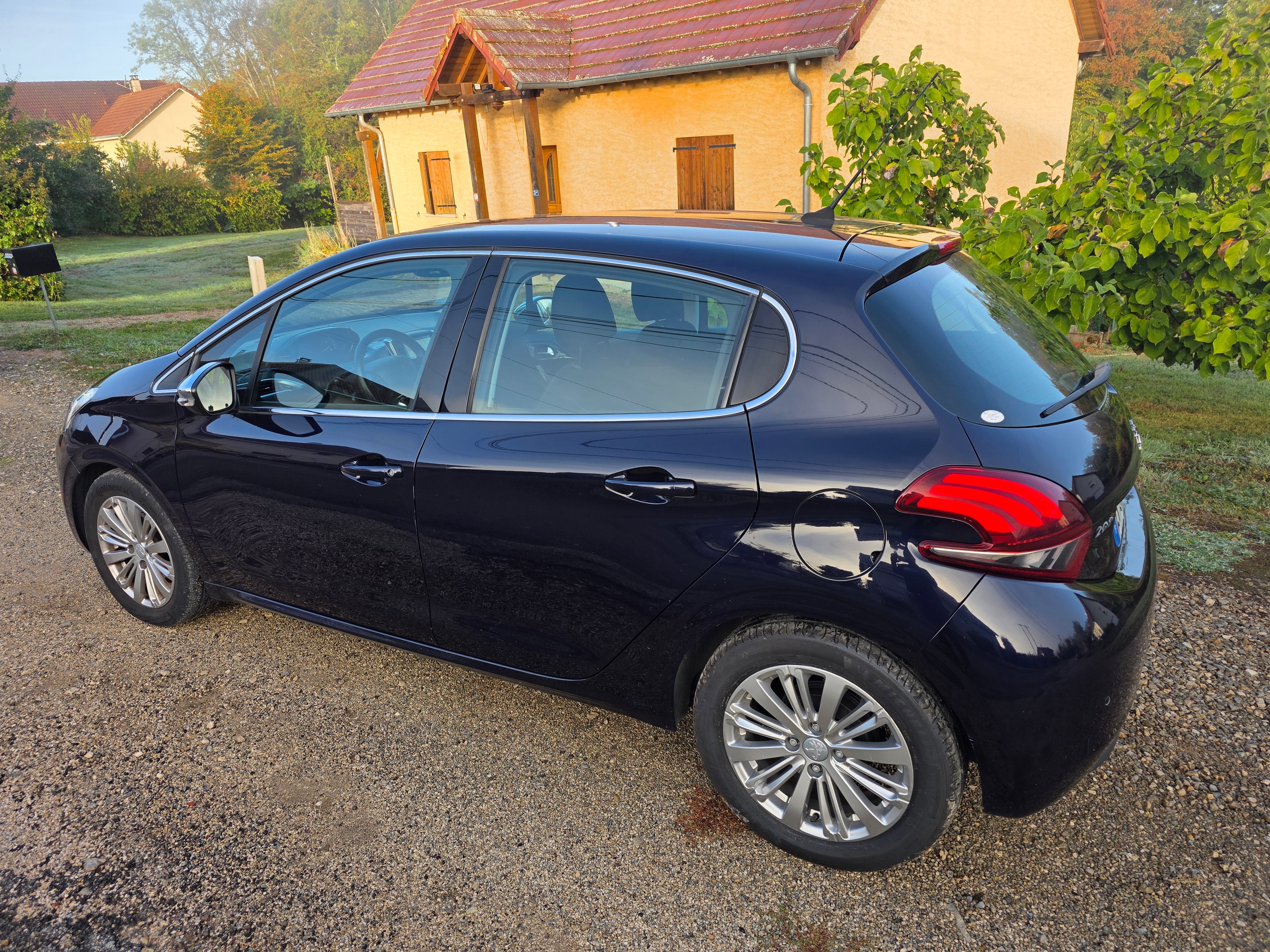 Peugeot 208 1.2 82cv avec GPS