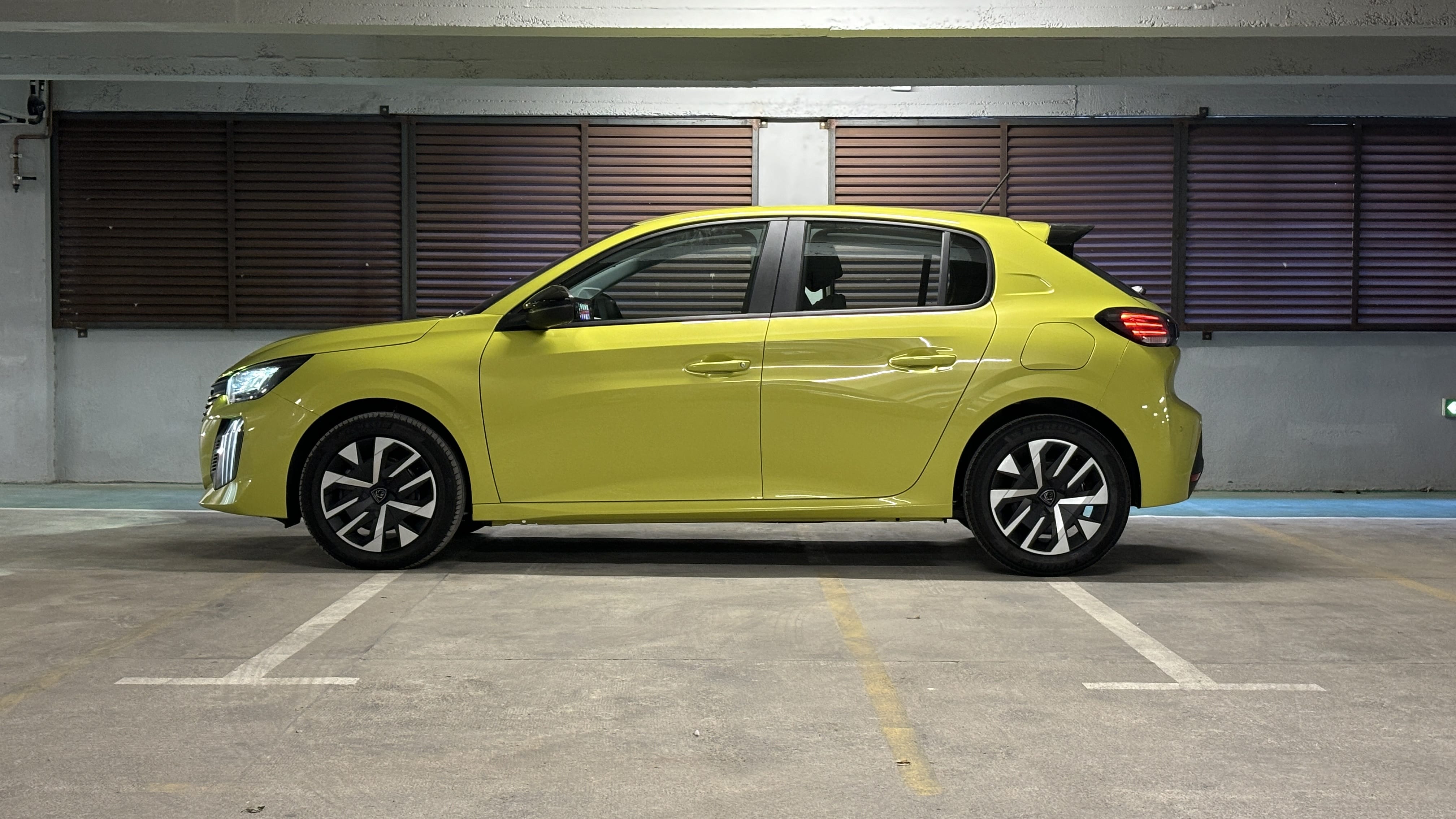 Peugeot 208, 2024, Essence 98 / Eléctrico (híbrido), Automático