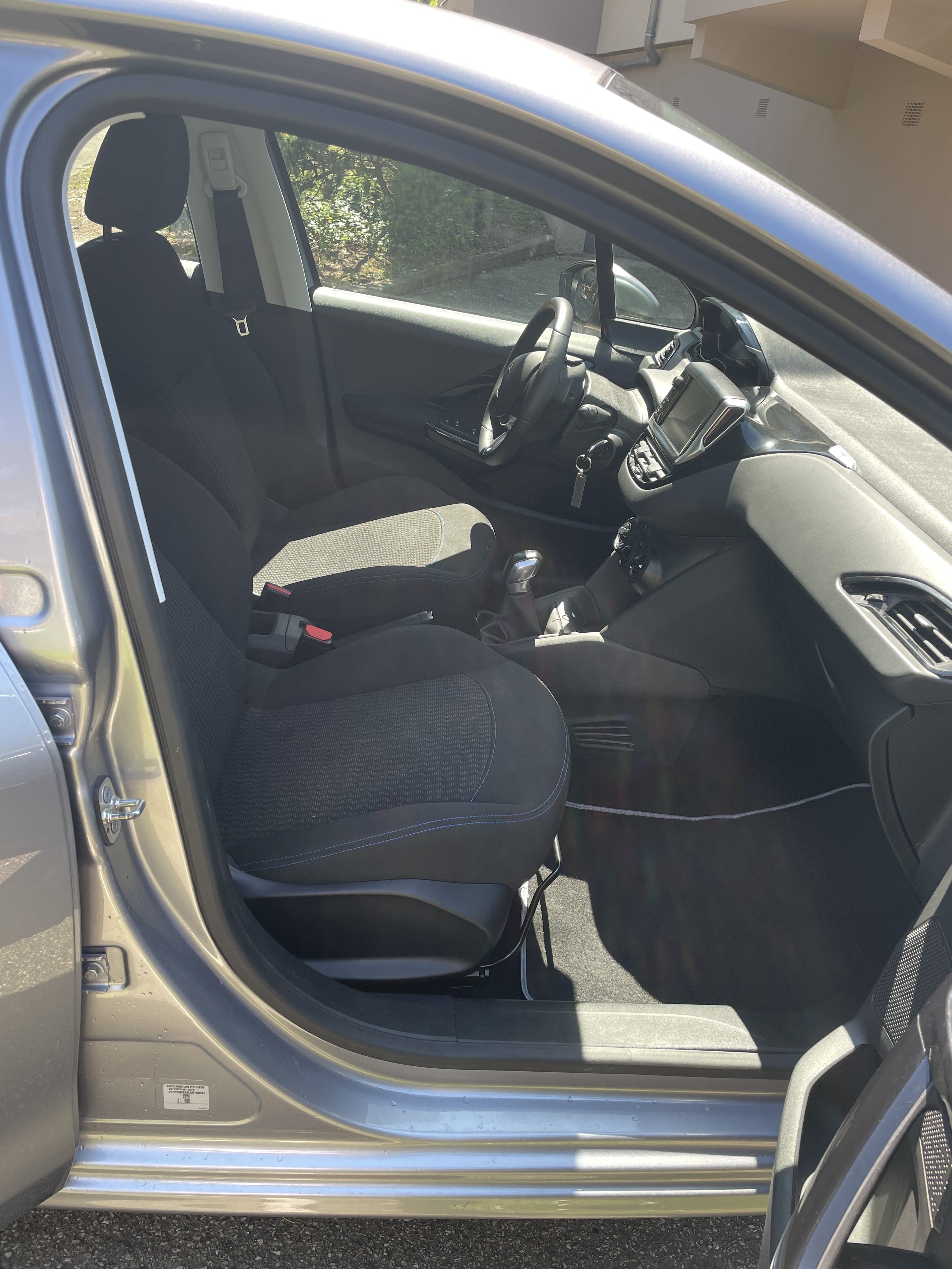 Peugeot 208 FC981XL avec GPS