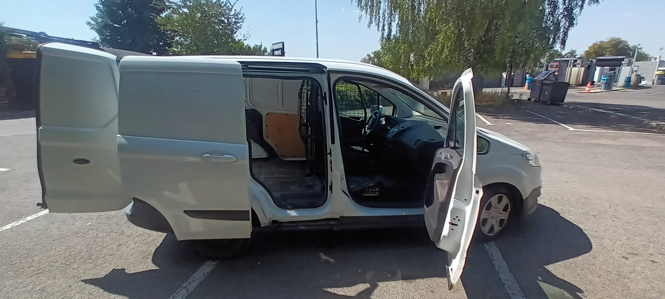Ford Transit Courier Fourgon 1.5tdci avec Audio Bluetooth