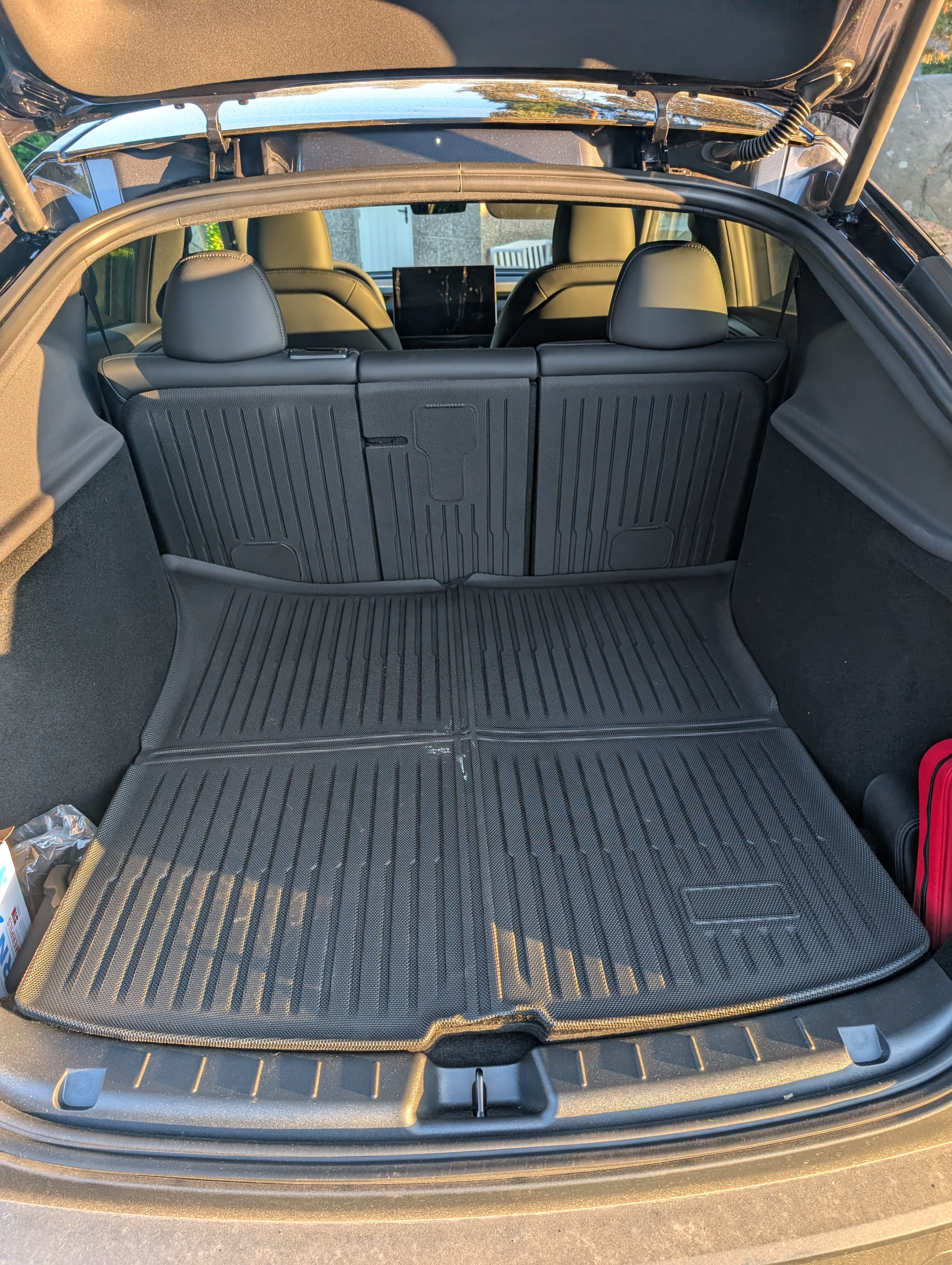 Tesla Model Y Long Range mit Navigationsgerät