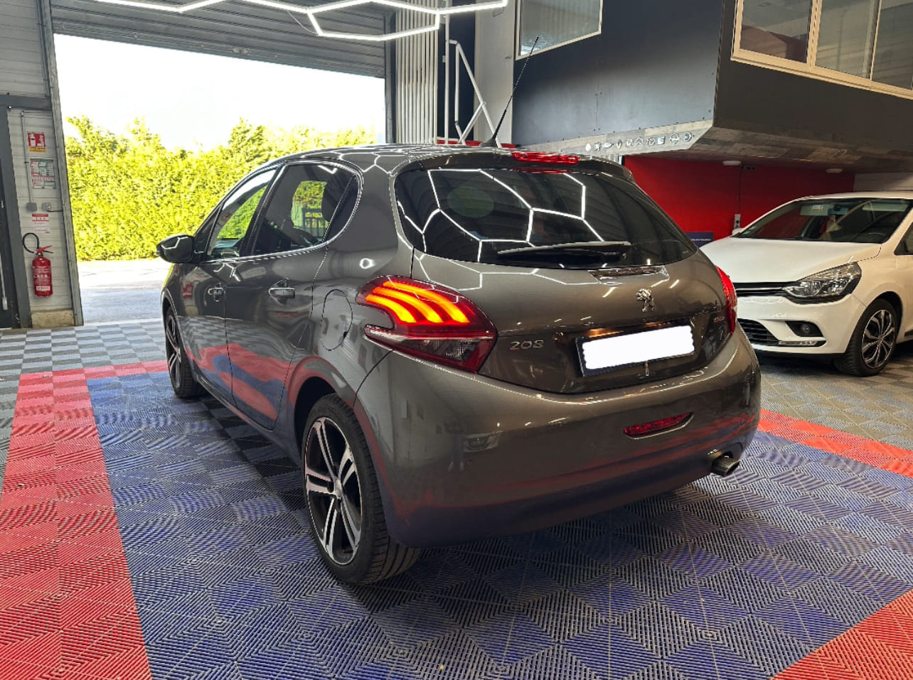 Peugeot 208 GT Line avec GPS