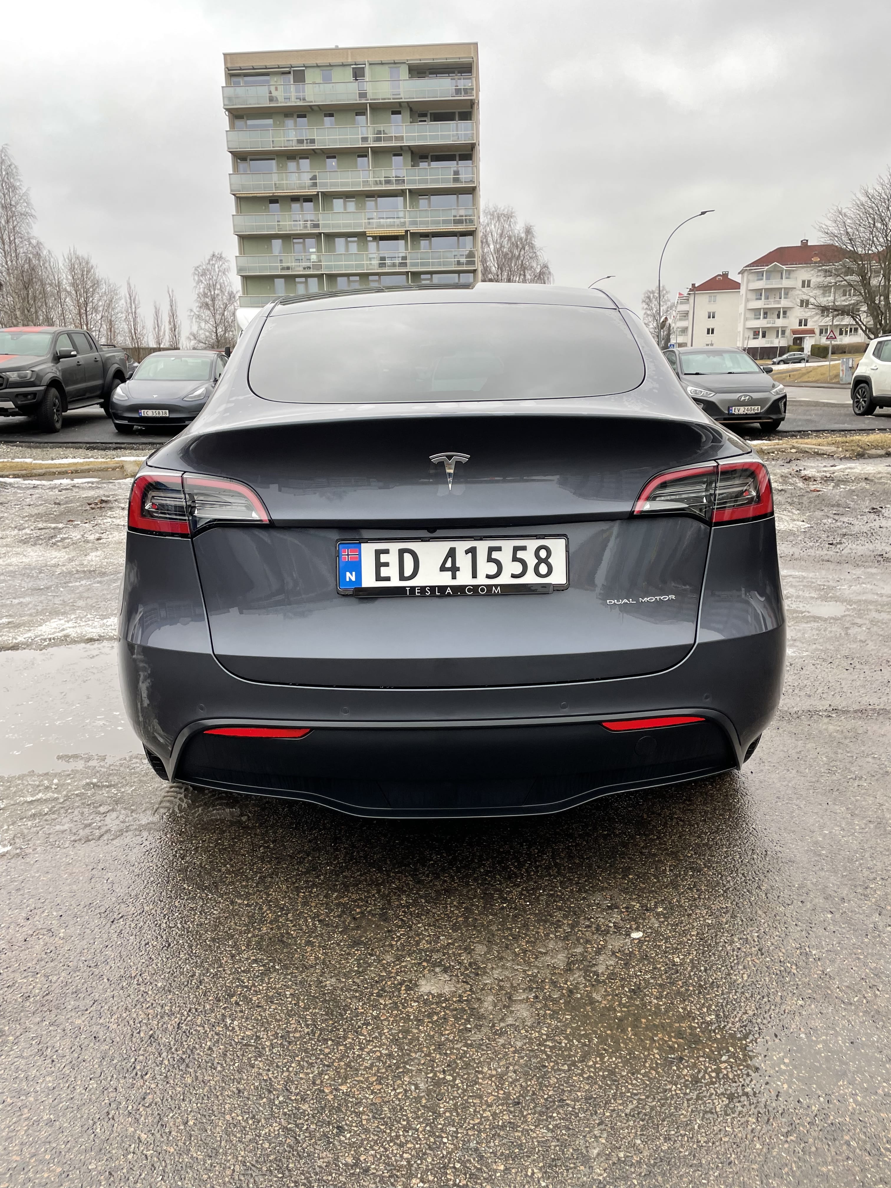Tesla Model Y med Cruisekontroll