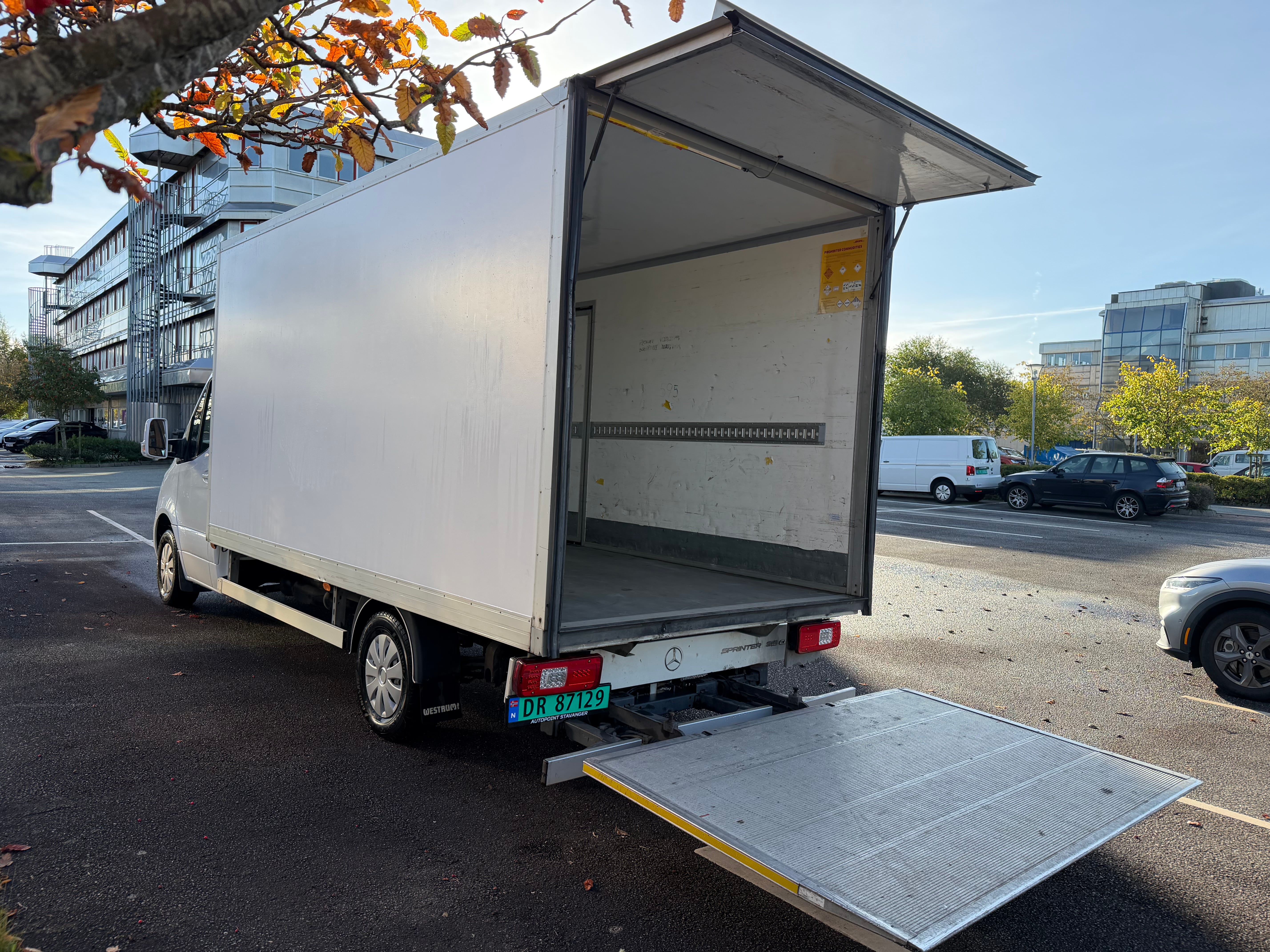 Mercedes-Benz Sprinter Cargo 3500 19m3 skap og lift med Ryggekamera