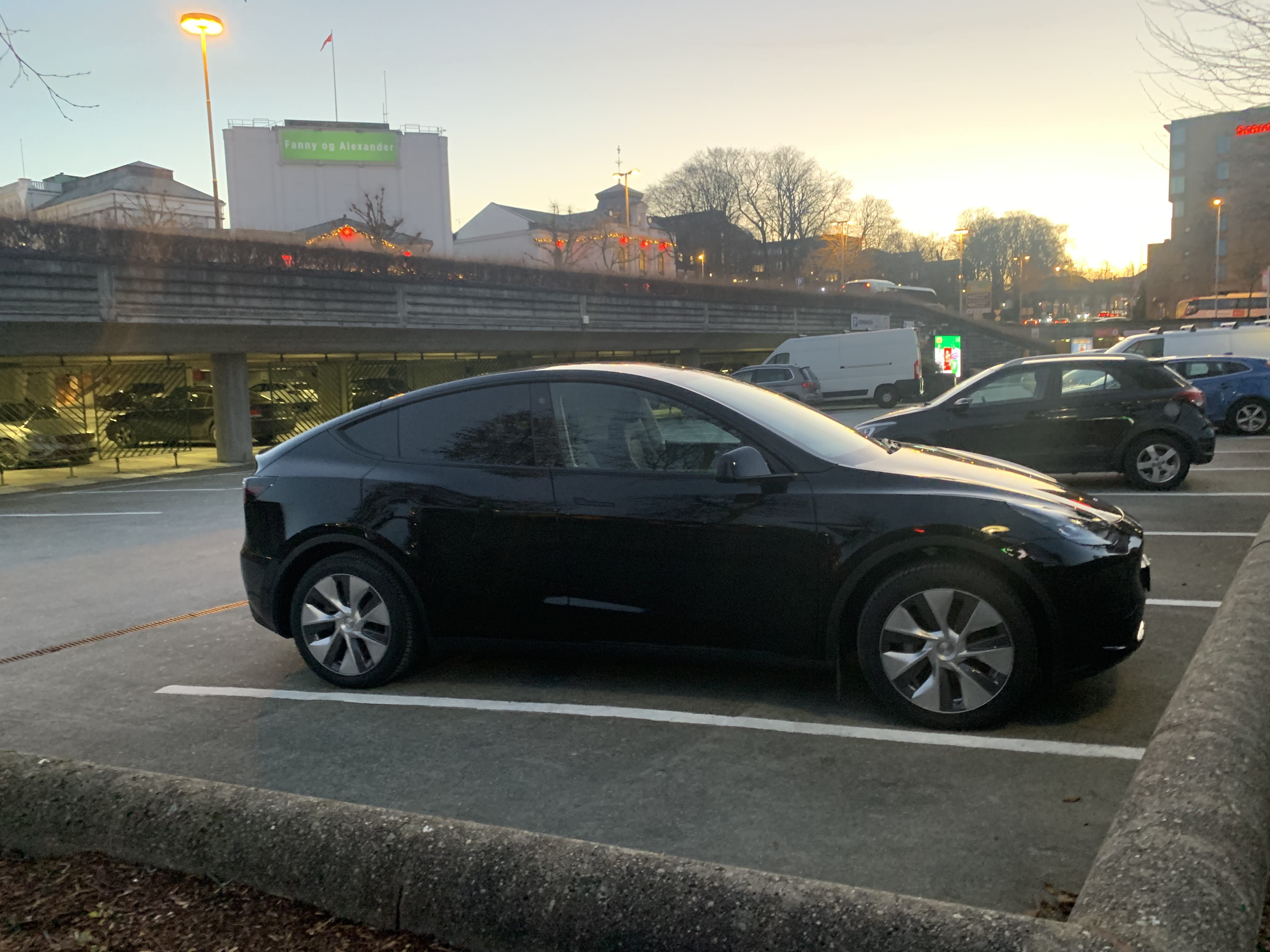 Tesla Model Y, 2023, Electric, automatic