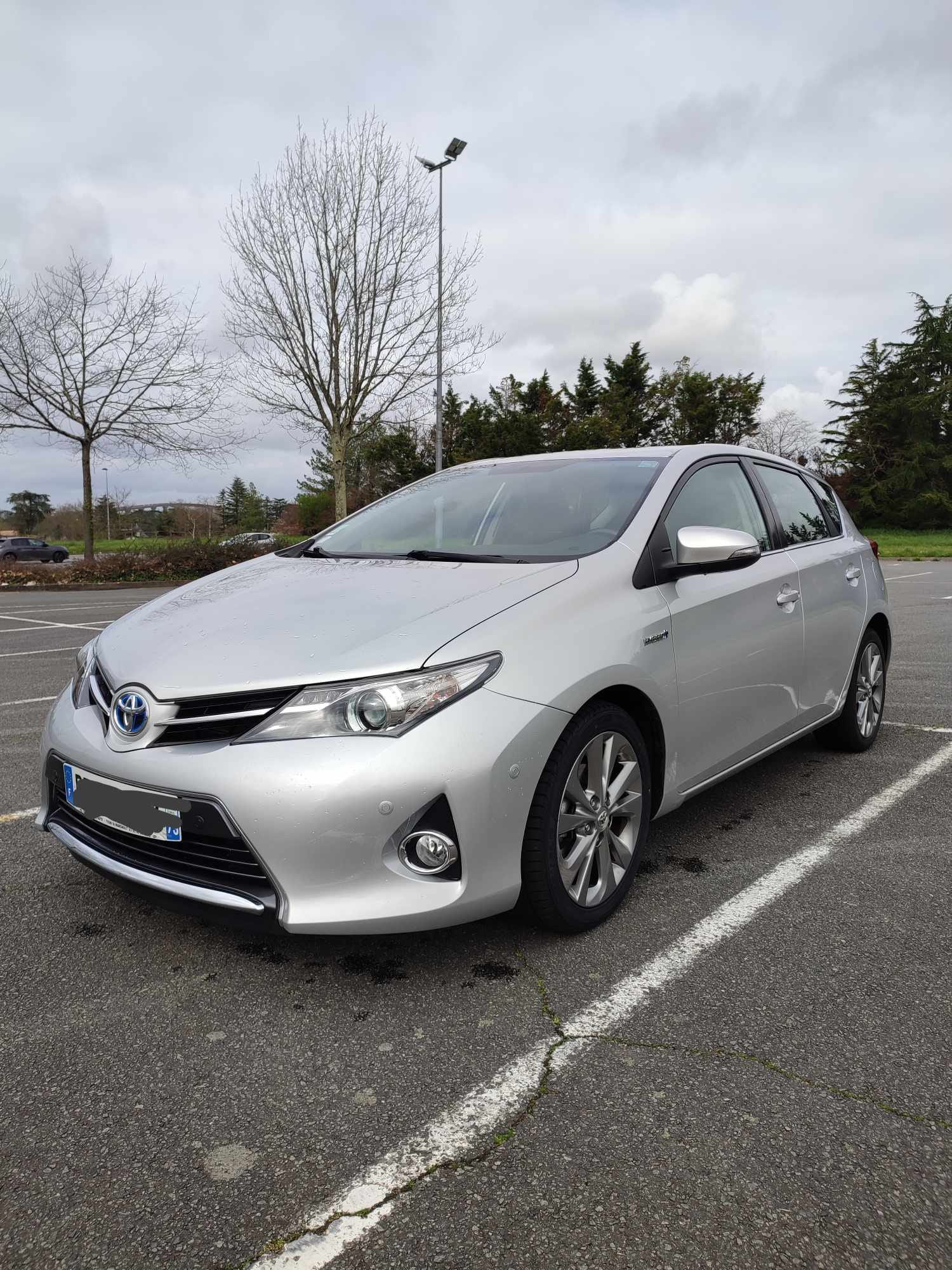 Toyota Auris 1.8 Hybride, 2014, Essence 98 / Électrique (hybride), automatique