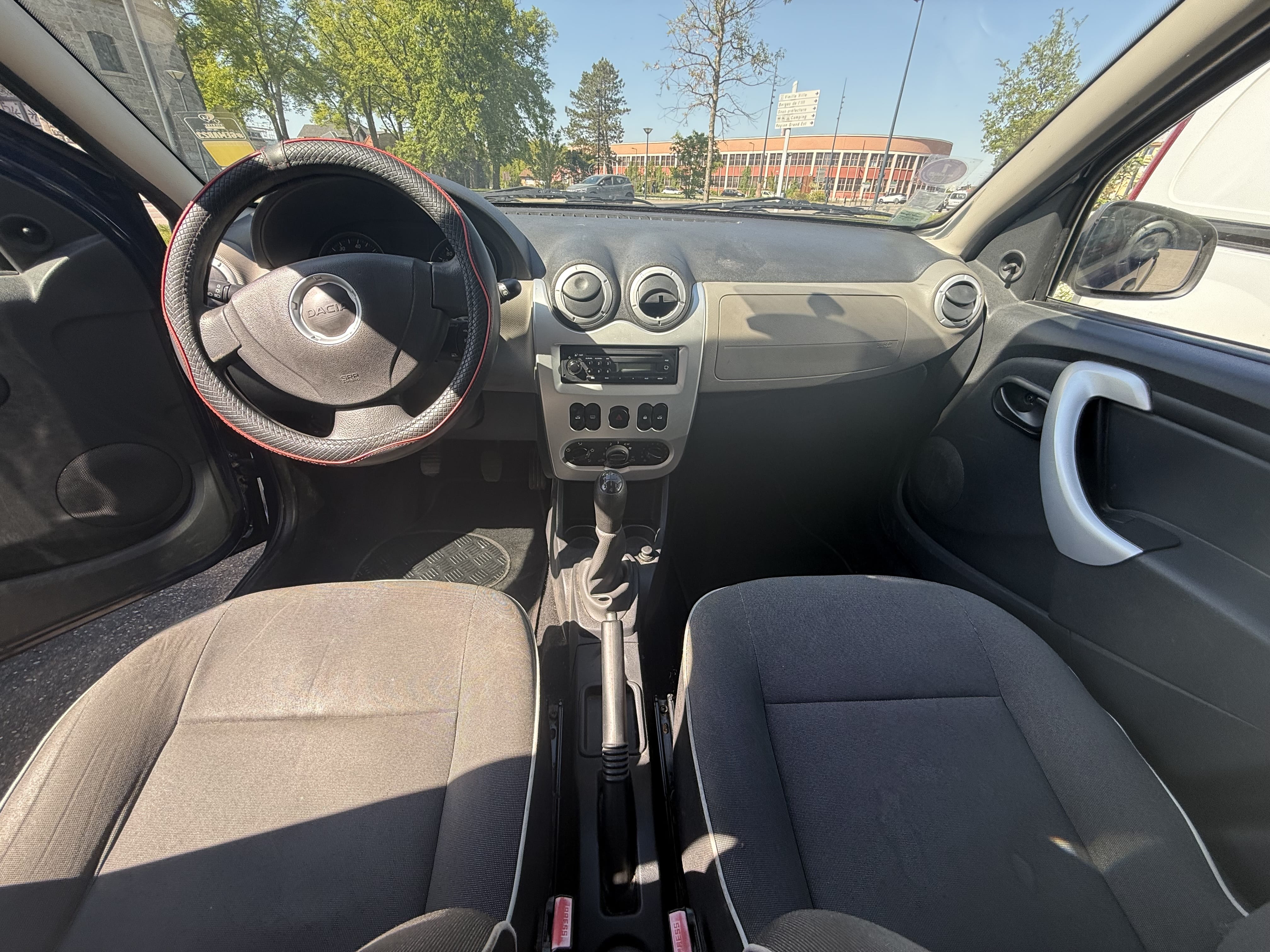 Dacia Sandero avec Entrée audio / iPod