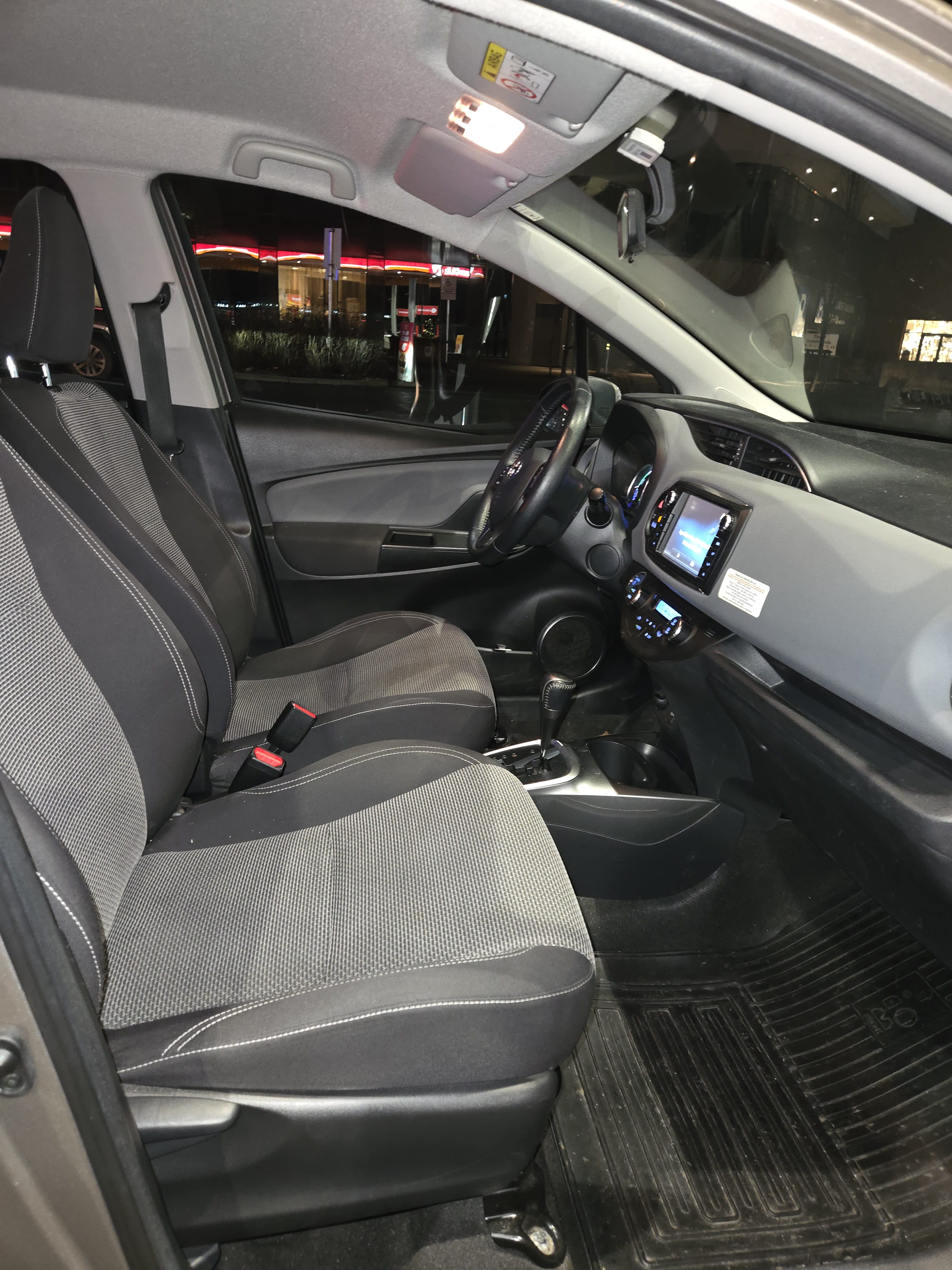 Toyota Yaris Hybrid 1,5 Bensin, Automat, inkl. BEBOERKORT SONE parkering med Bluetooth audio