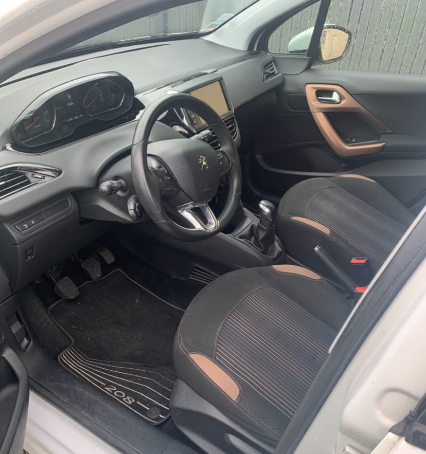 Peugeot 208 Accès facile Métro – Économique