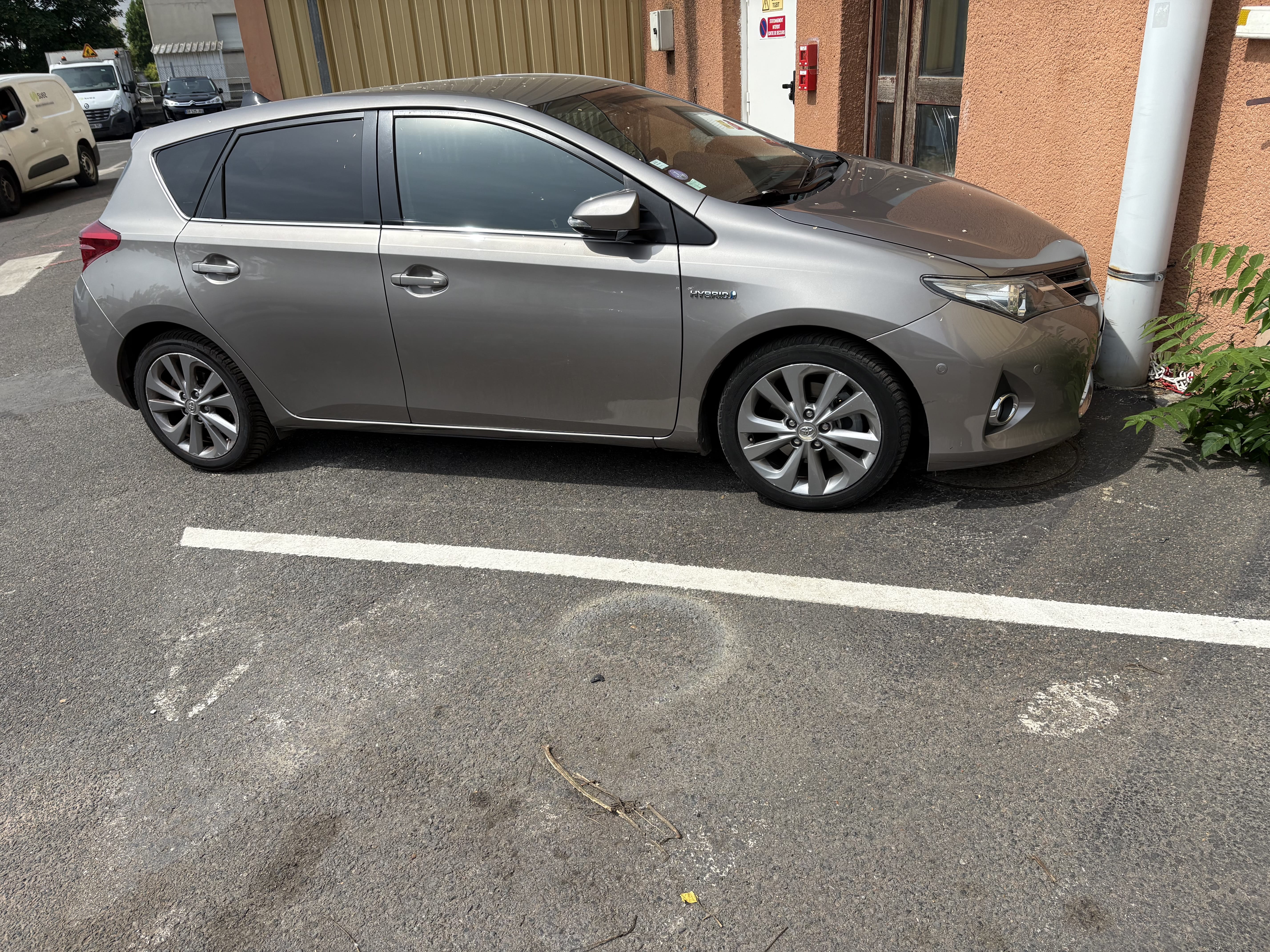 Toyota Auris, 2013, Essence 98 / Électrique (hybride), automatique