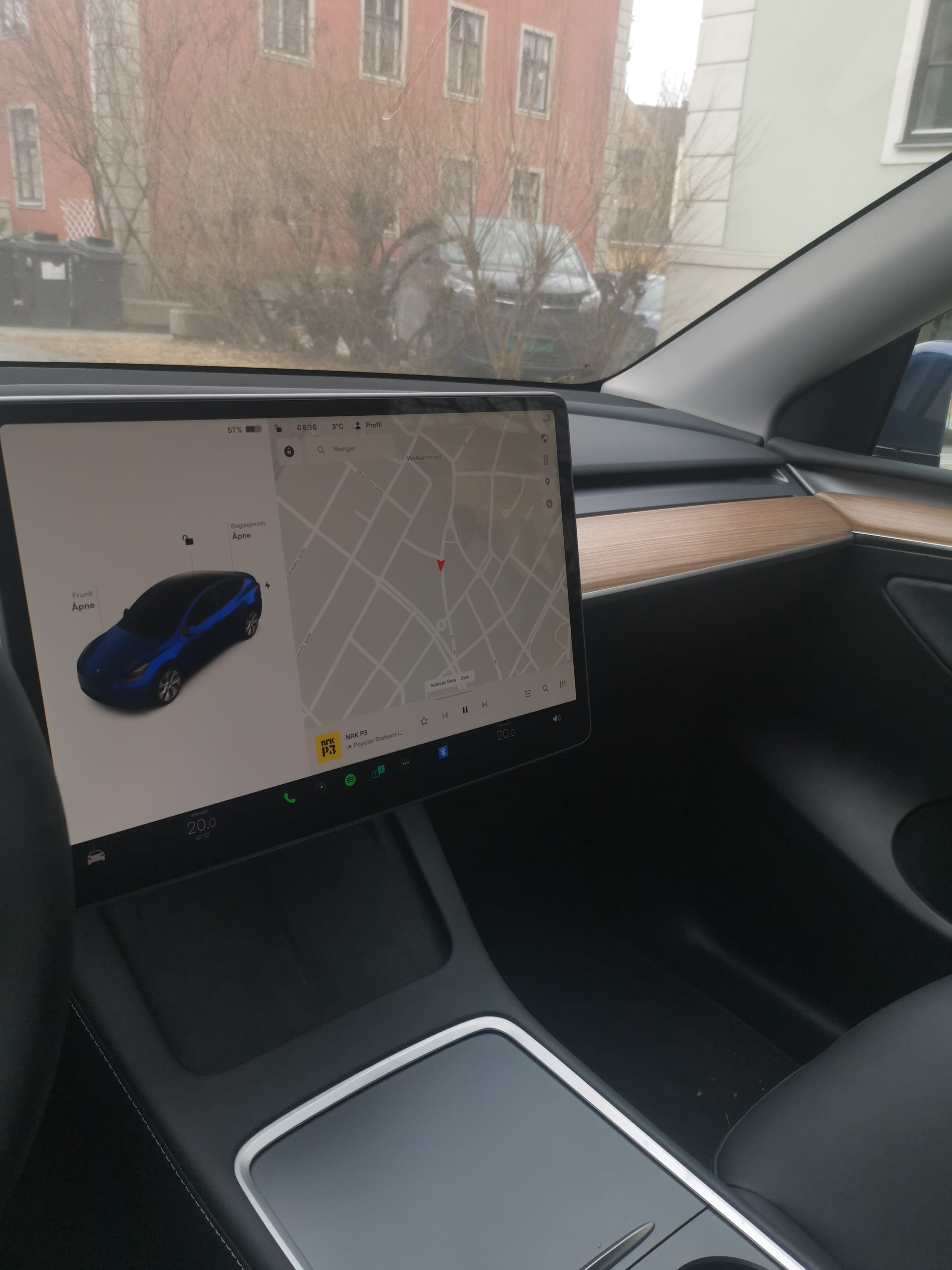Tesla Model Y mit Kindersitz