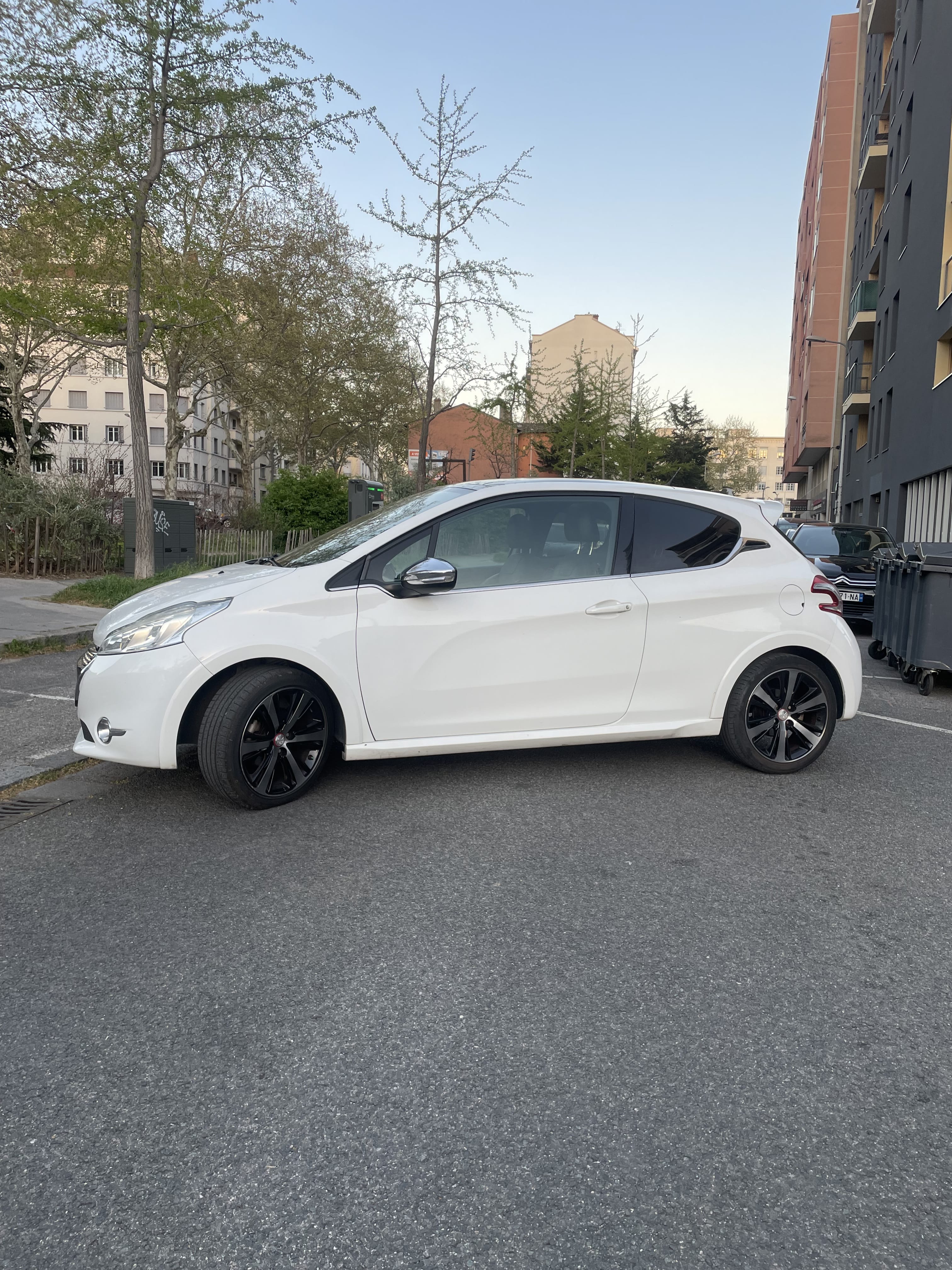 Peugeot 208 120 ch avec GPS