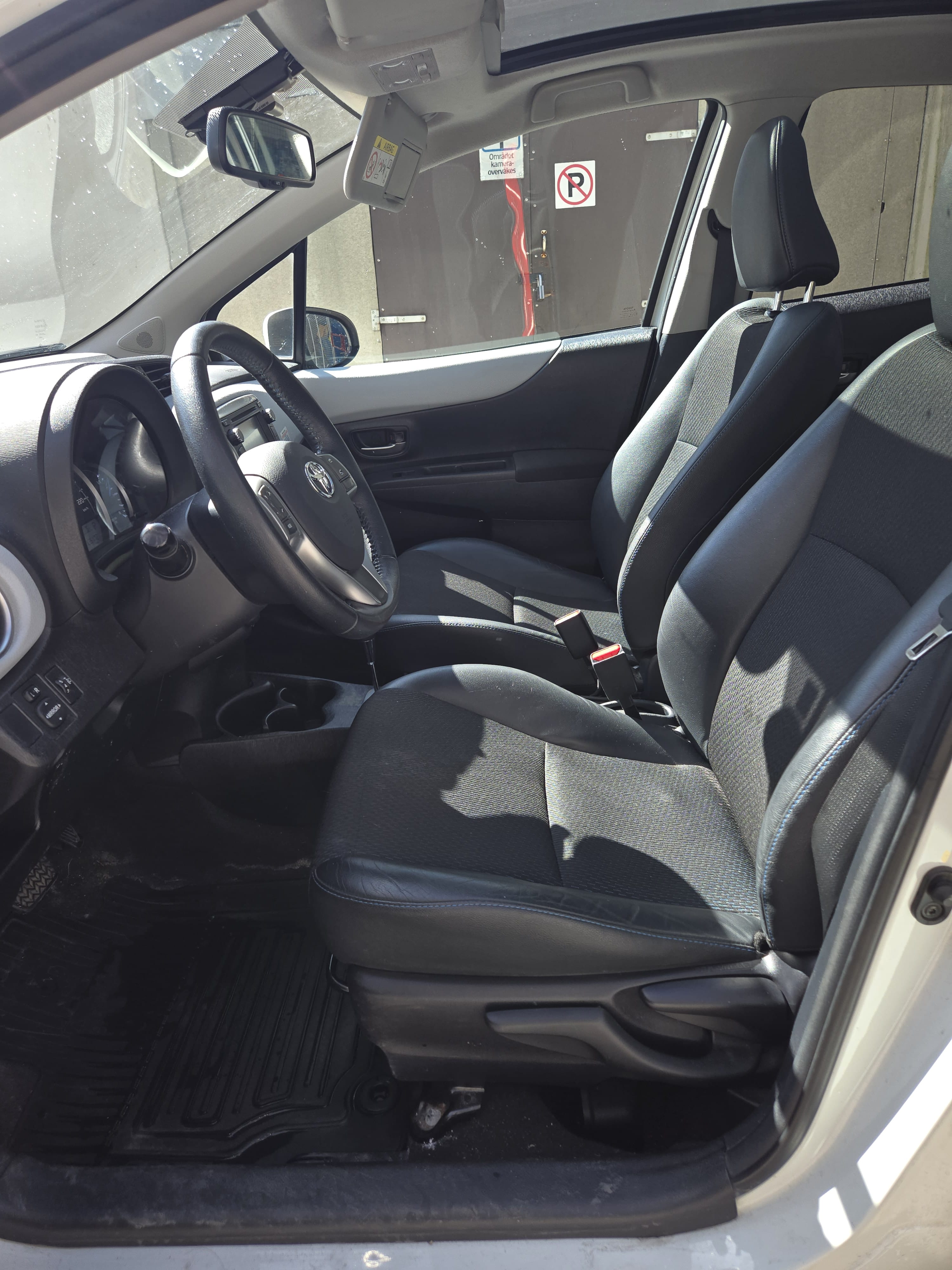 Toyota Yaris Hybrid 1,5 Bensin/Hybrid, Automat med Vinterdekk