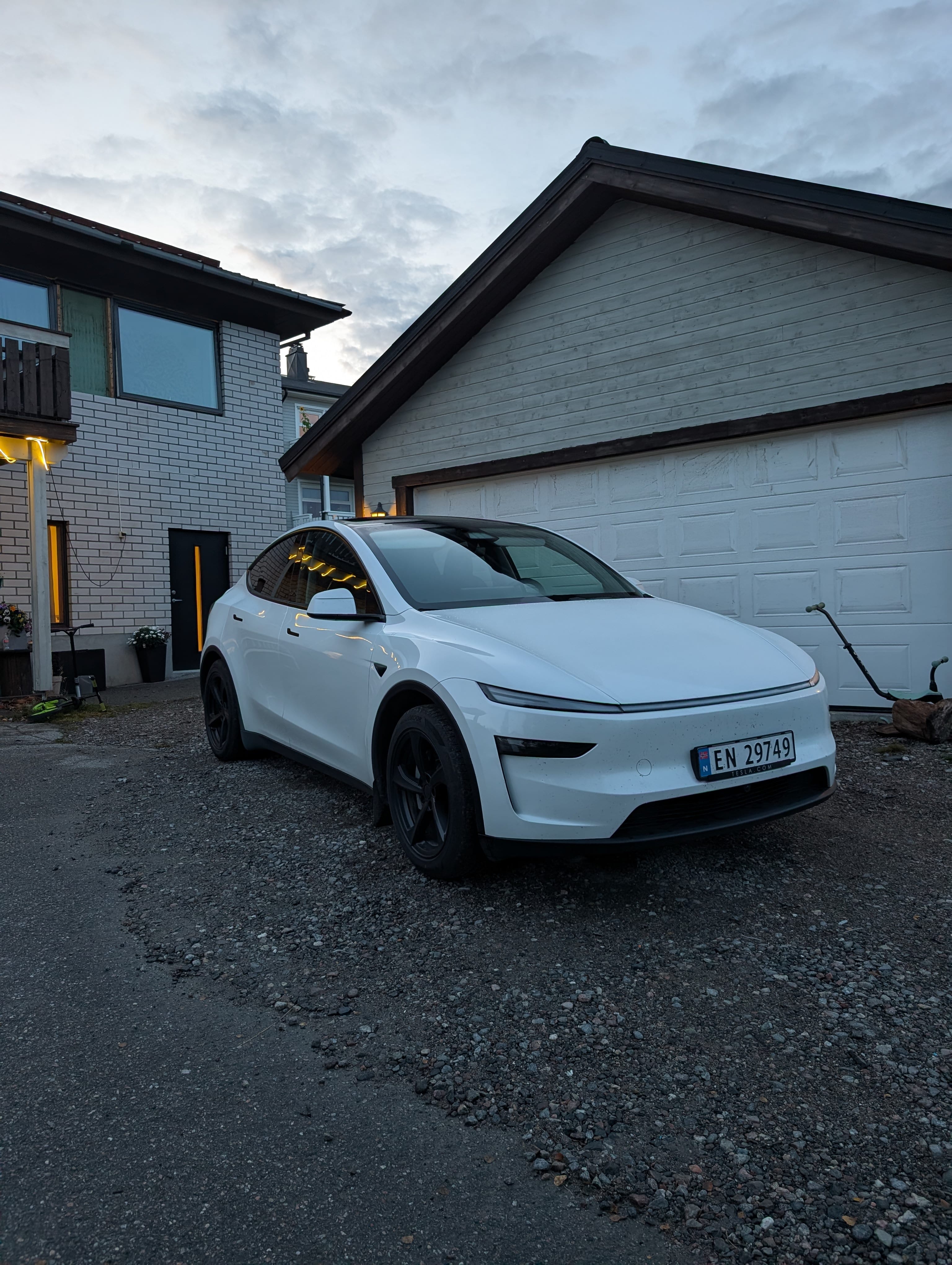 Tesla Model Y Long Range med GPS