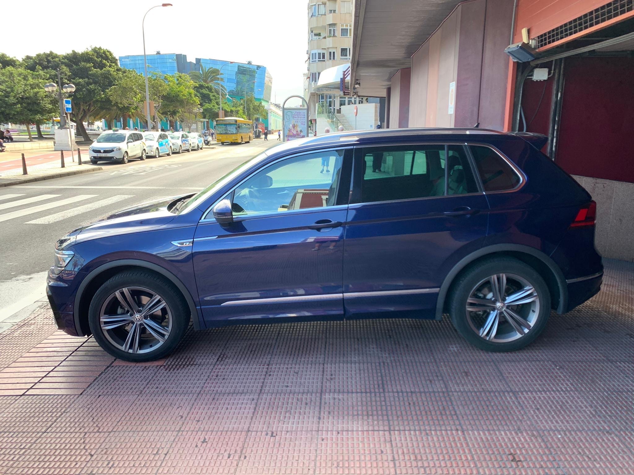 Volkswagen Tiguan SE R-LINE Black mit Klimaanlage