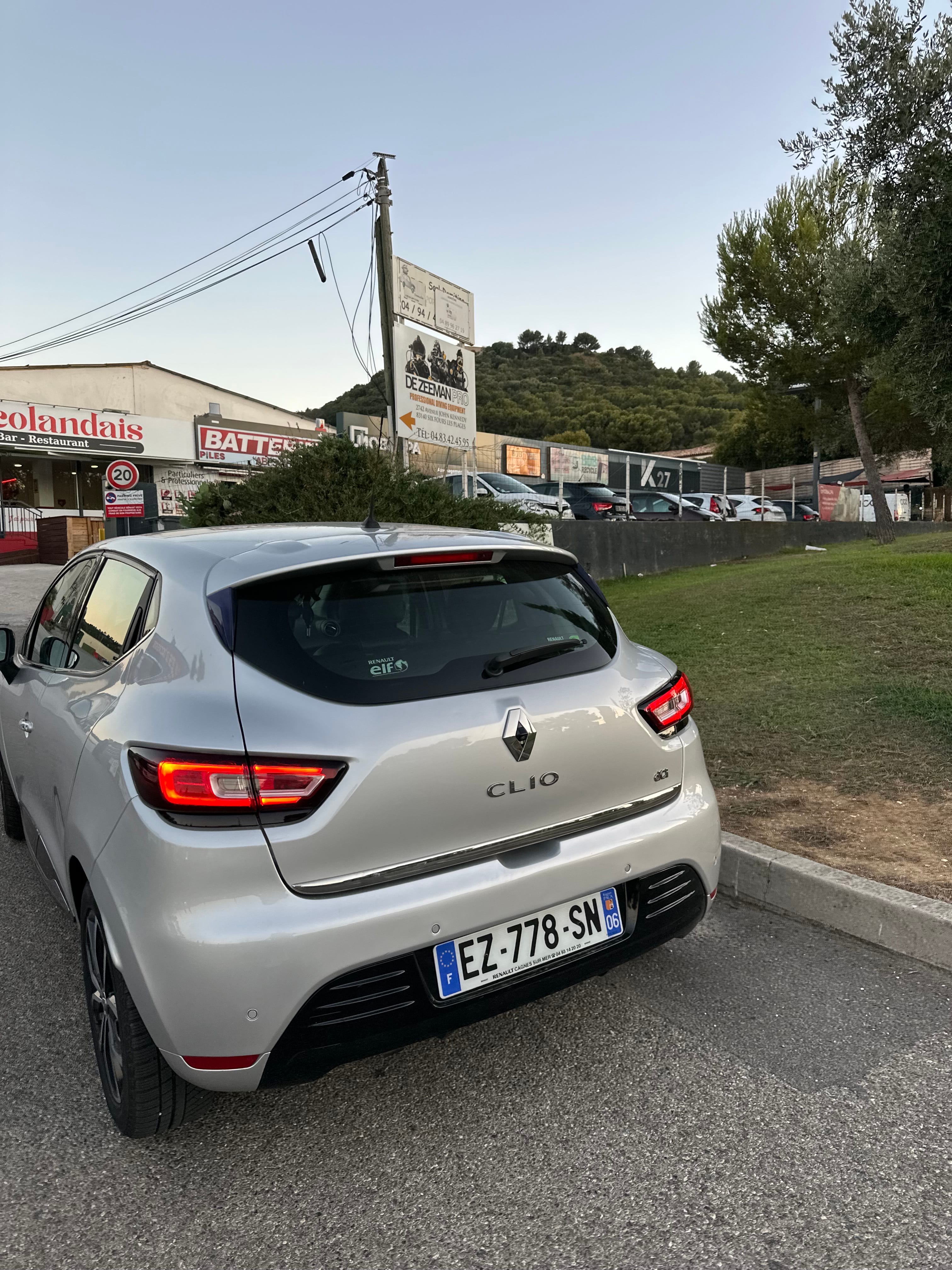 Renault Clio Renault Clio Diesel Grise – Économique, Confortable et Facile à Garer avec Quatre roues motrices