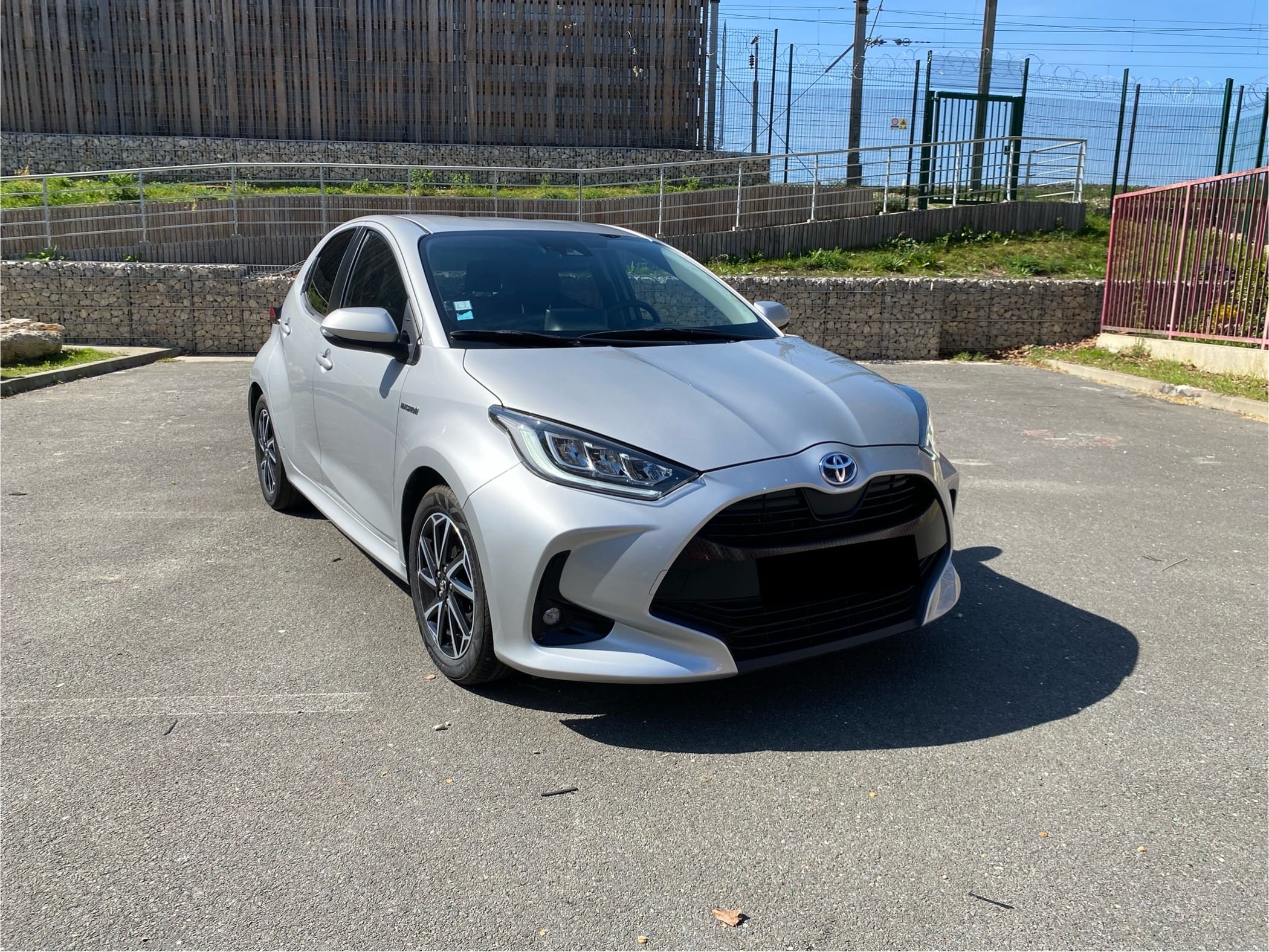 Toyota Yaris, 2020, Essence 98 / Électrique (hybride), automatique