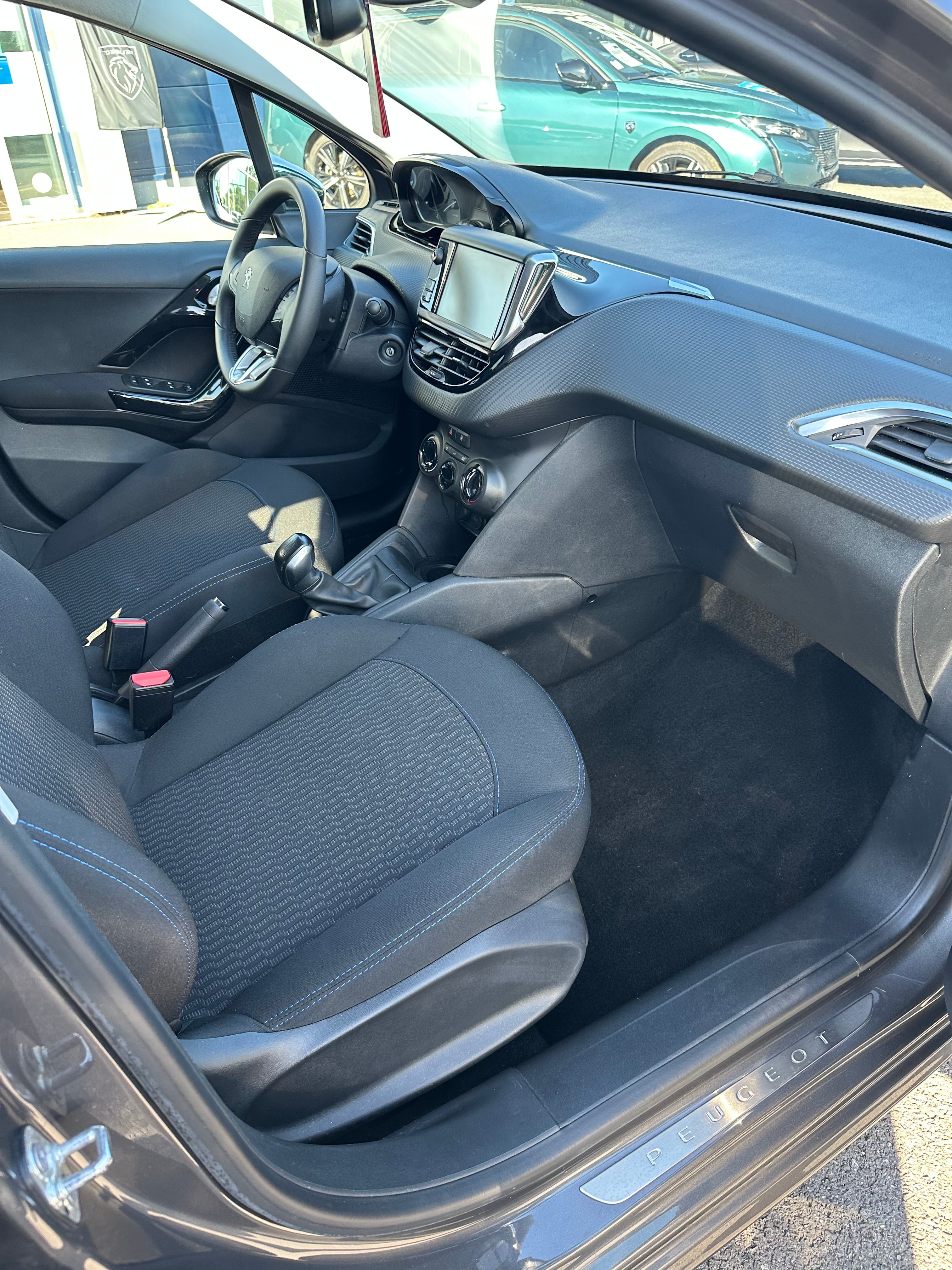 Peugeot 208 Phase 2 (5 Portes 1.2 VTi 12V S&S 82 cv) avec Siège bébé