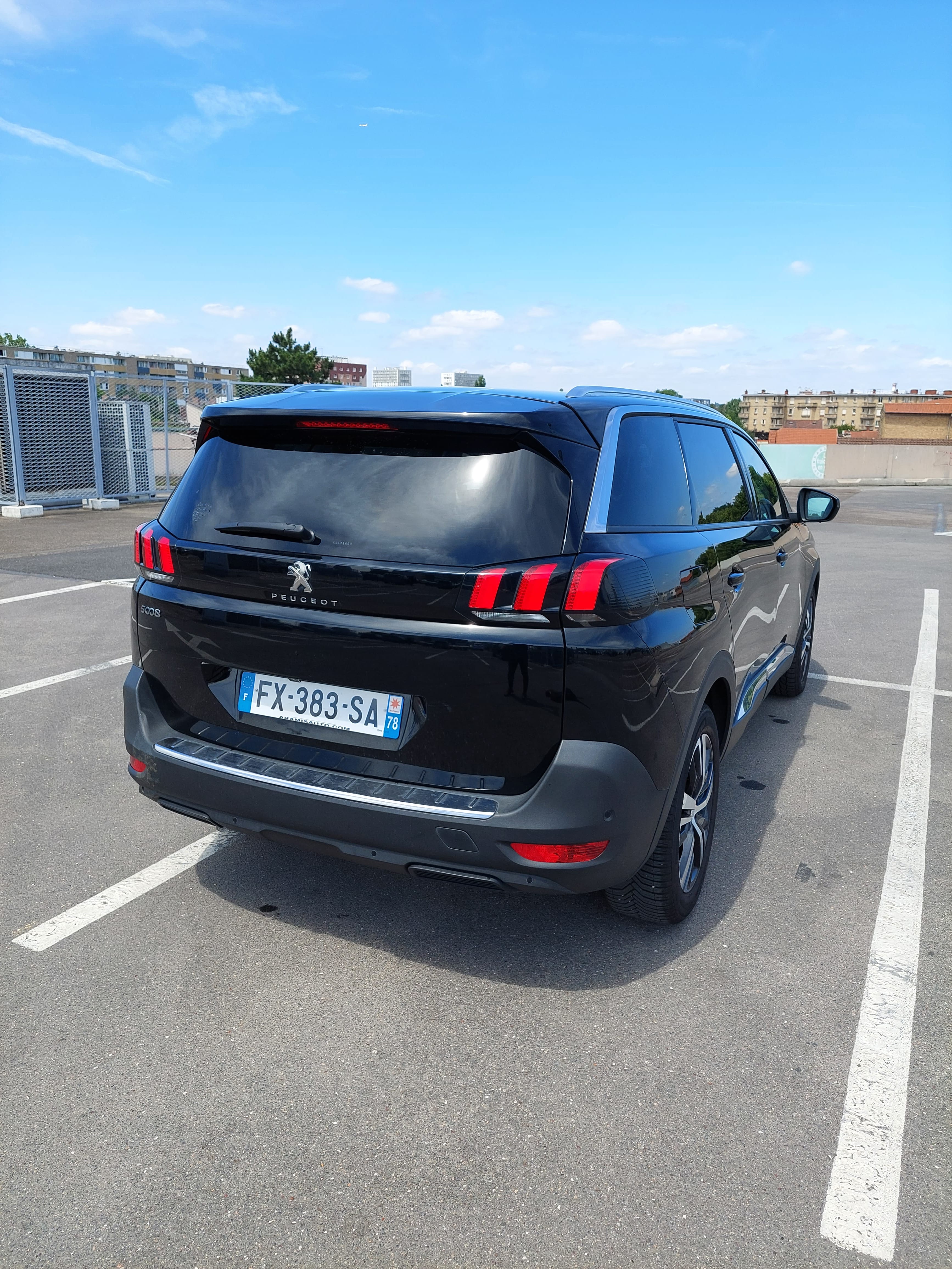 Peugeot 5008 avec GPS