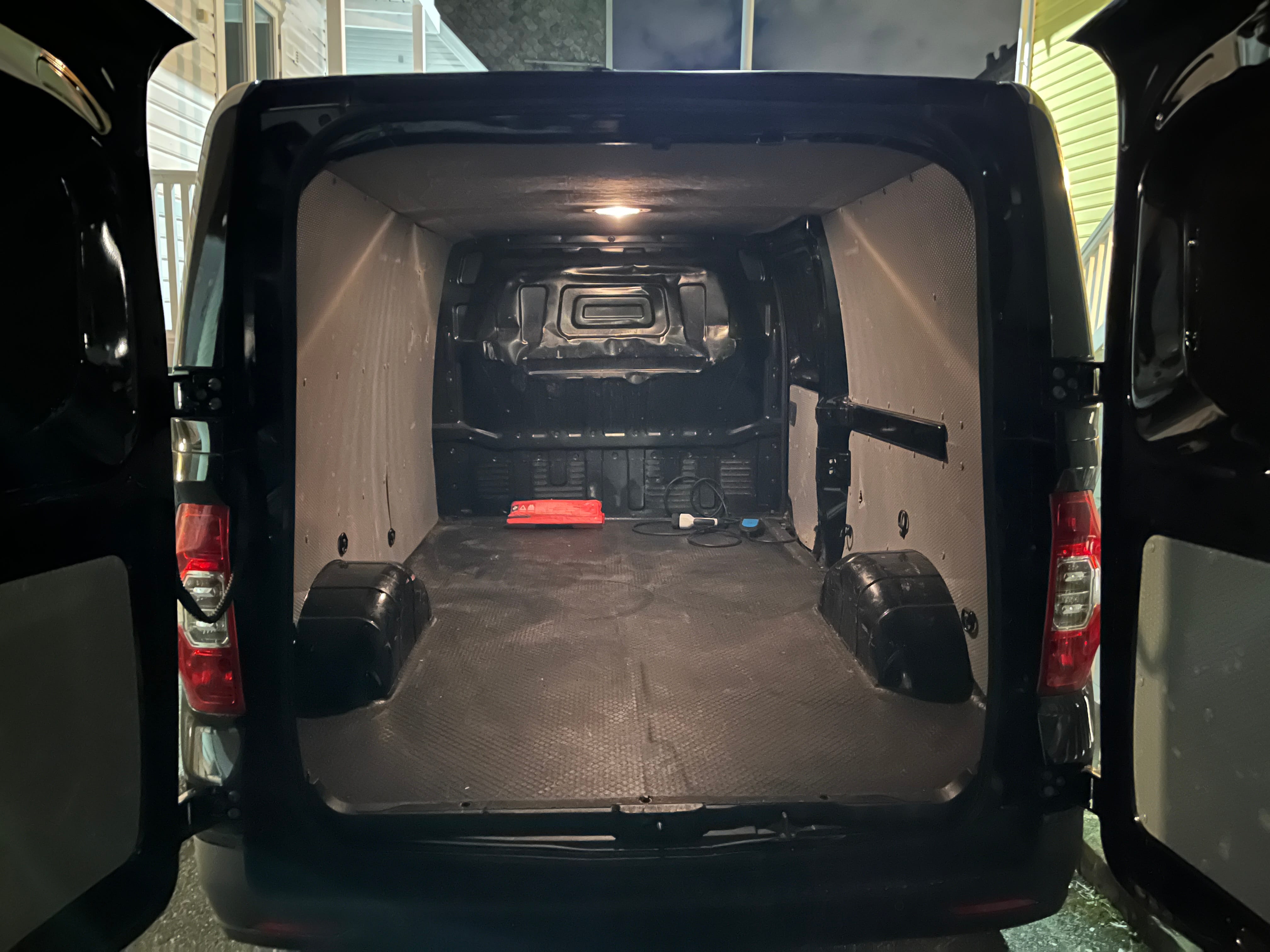 Maxus eDeliver 3 250 km rekkevidde, lang utgave med Bluetooth audio