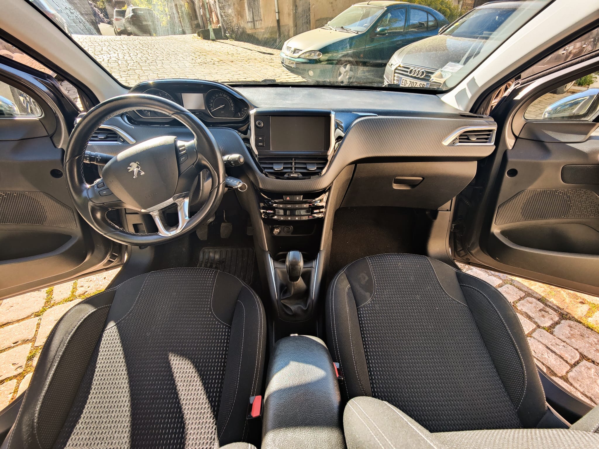 Peugeot 208 avec GPS