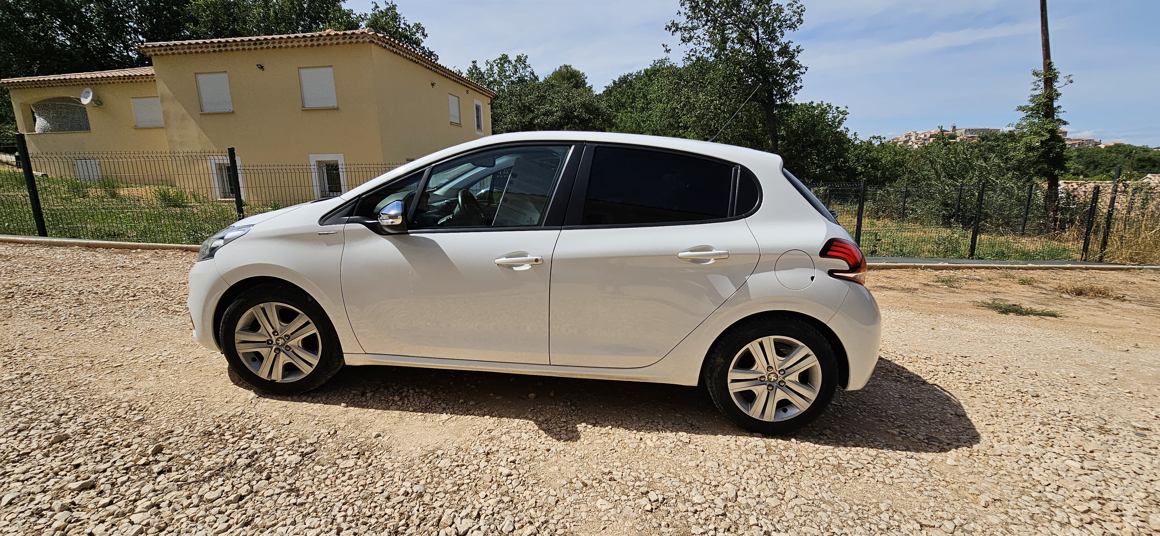 Peugeot 208 #672 with Air conditioning