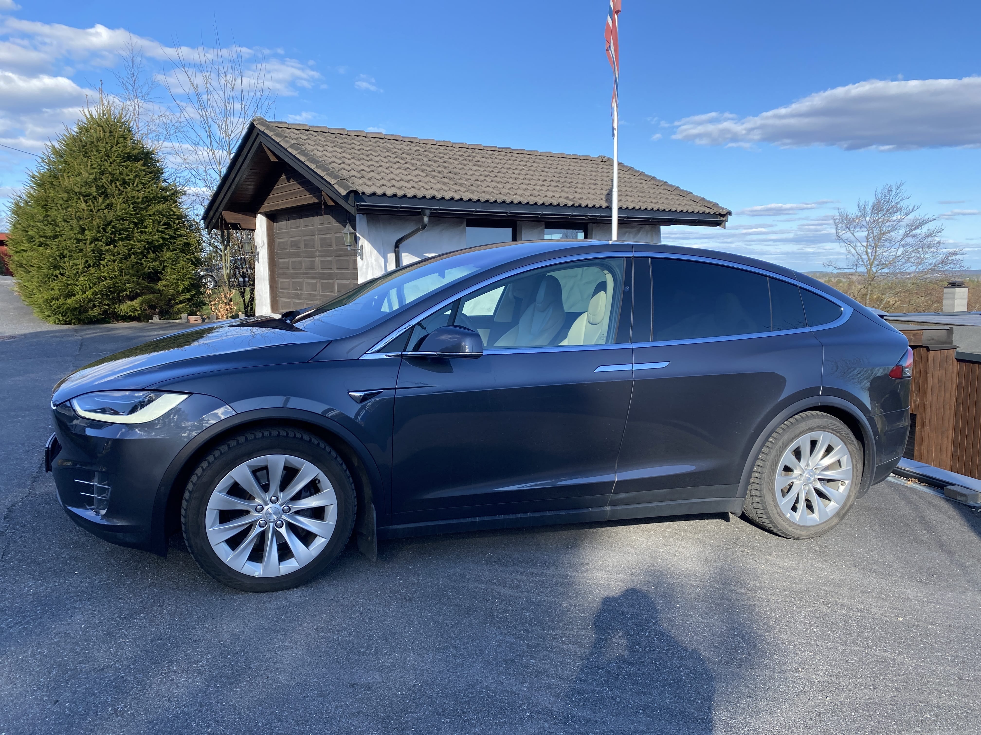 Tesla Model X Free supercharging at Tesla supercharger. Full Autopilot and FSD med GPS