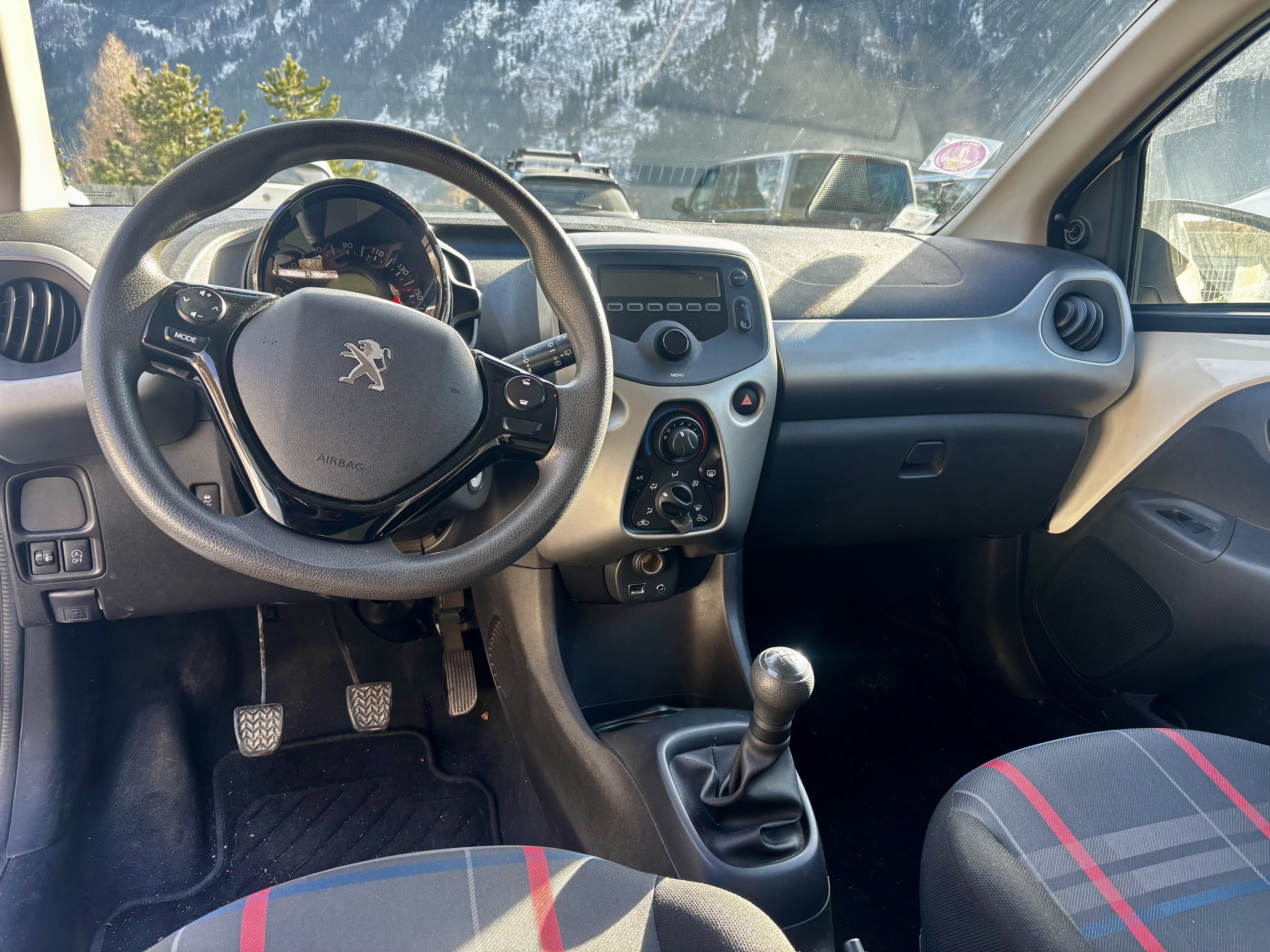 Peugeot 108 1.0L avec Entrée audio / iPod