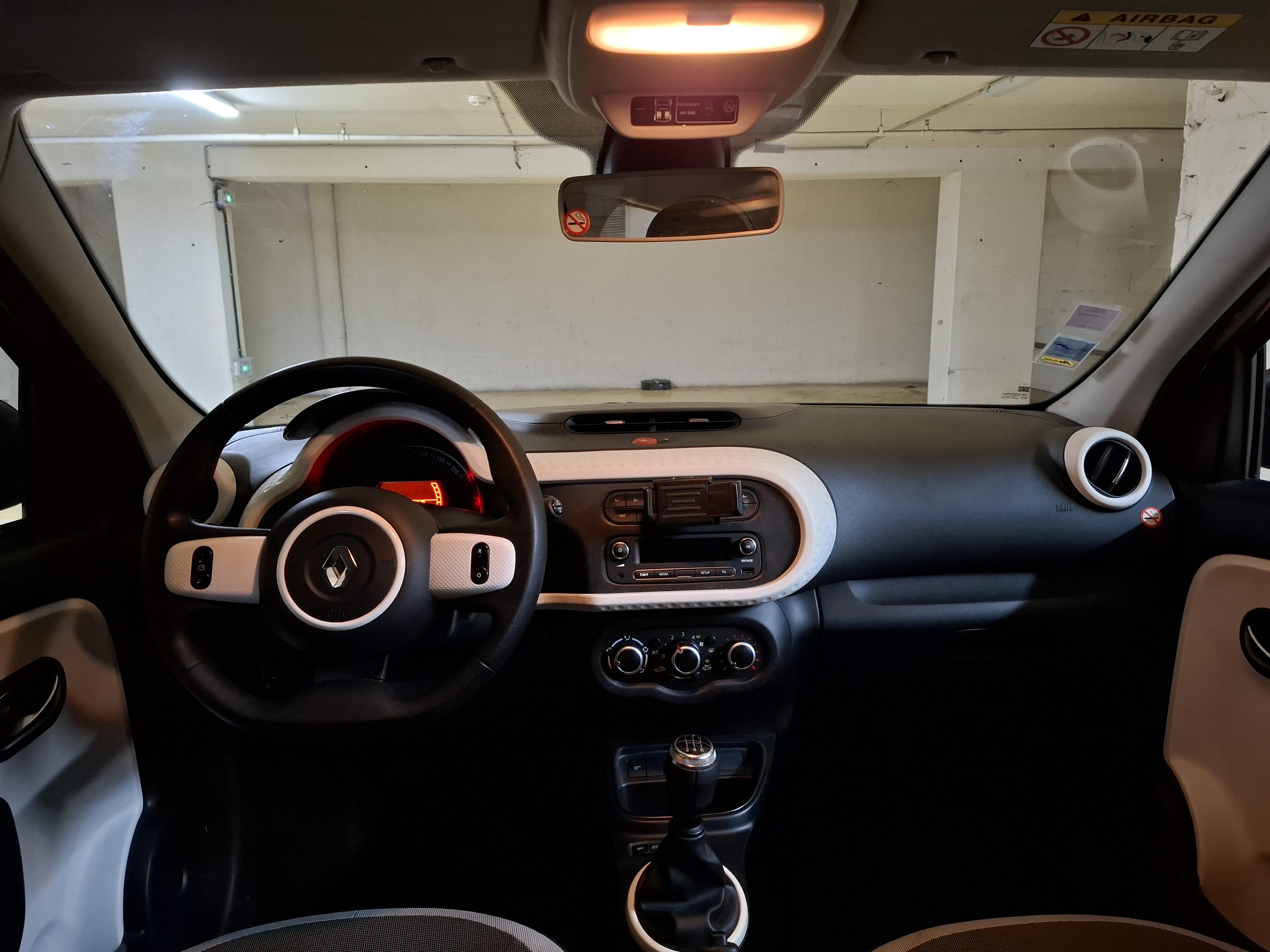 Renault Twingo FP967 avec Entrée audio / iPod