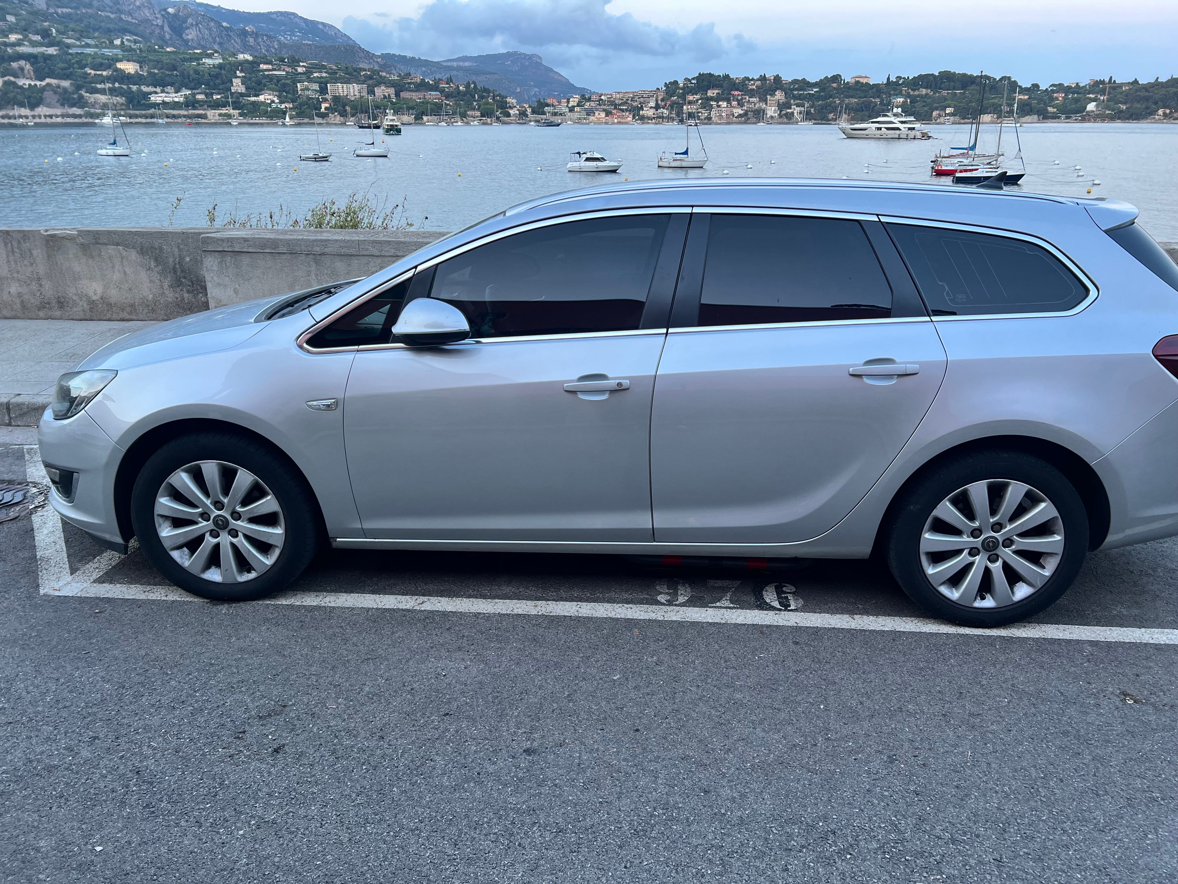 Opel Astra Sports Tourer 2l cdti avec Climatisation