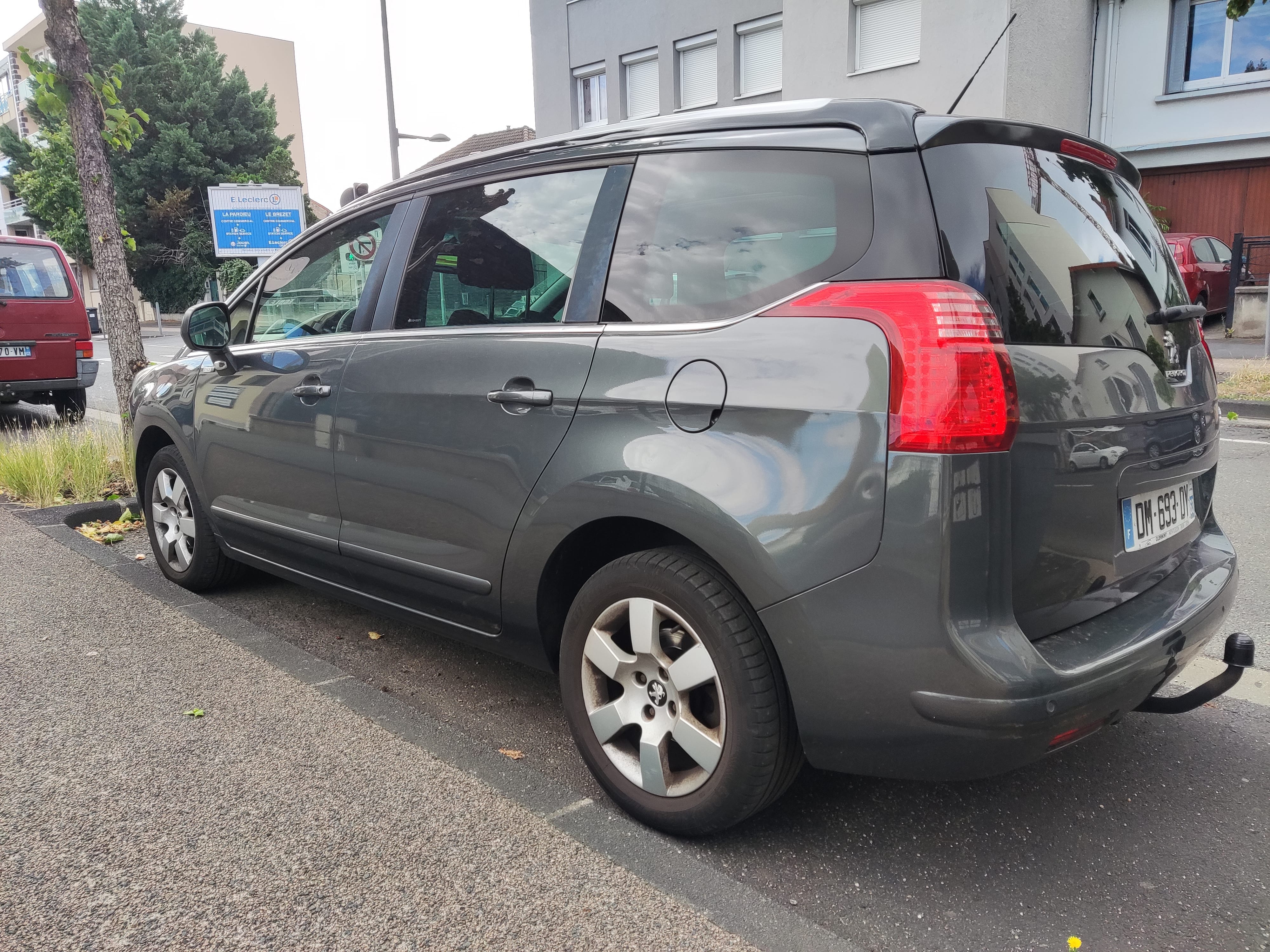 Peugeot 5008 avec GPS
