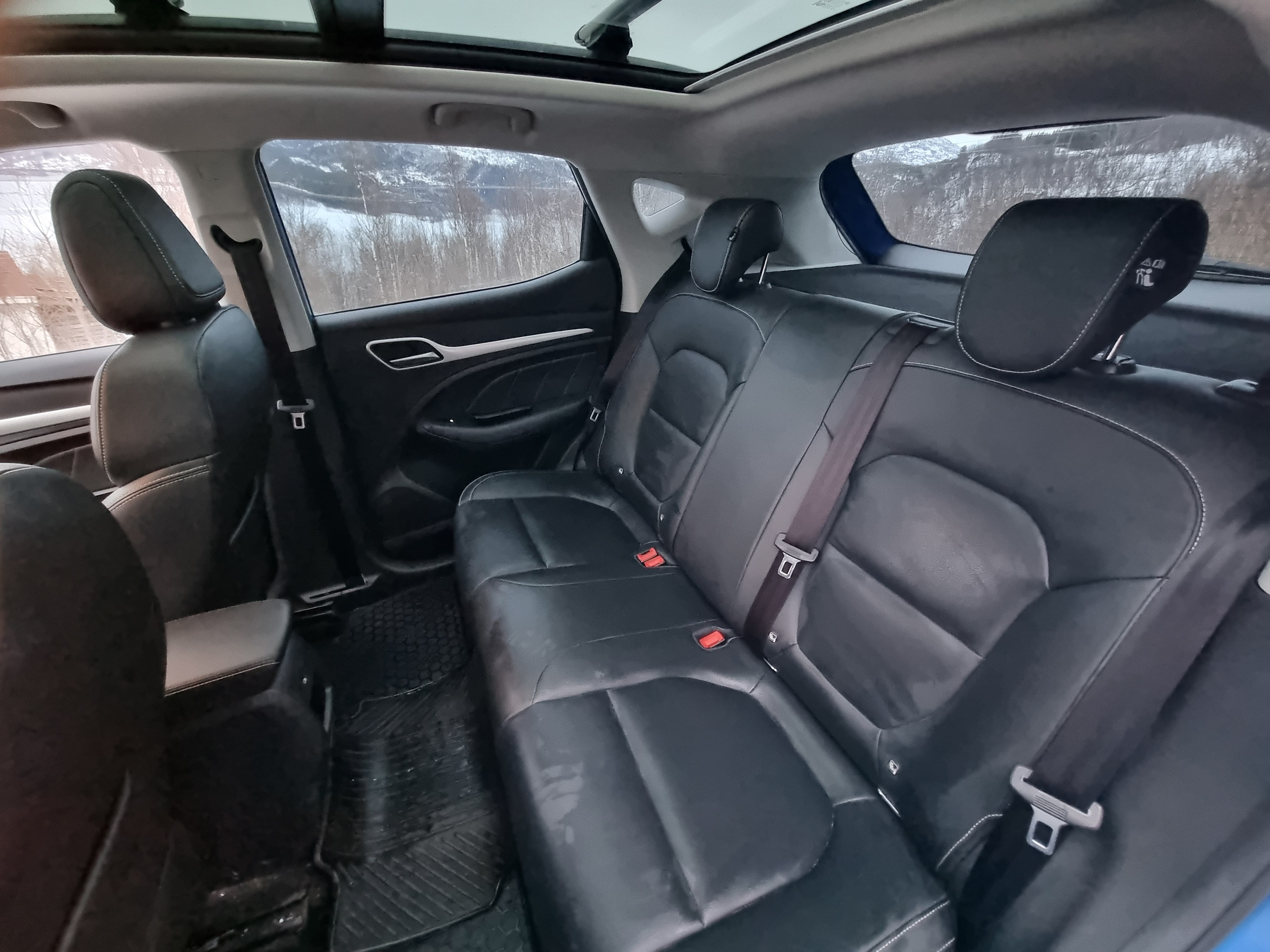 MG ZS EV with Roof box