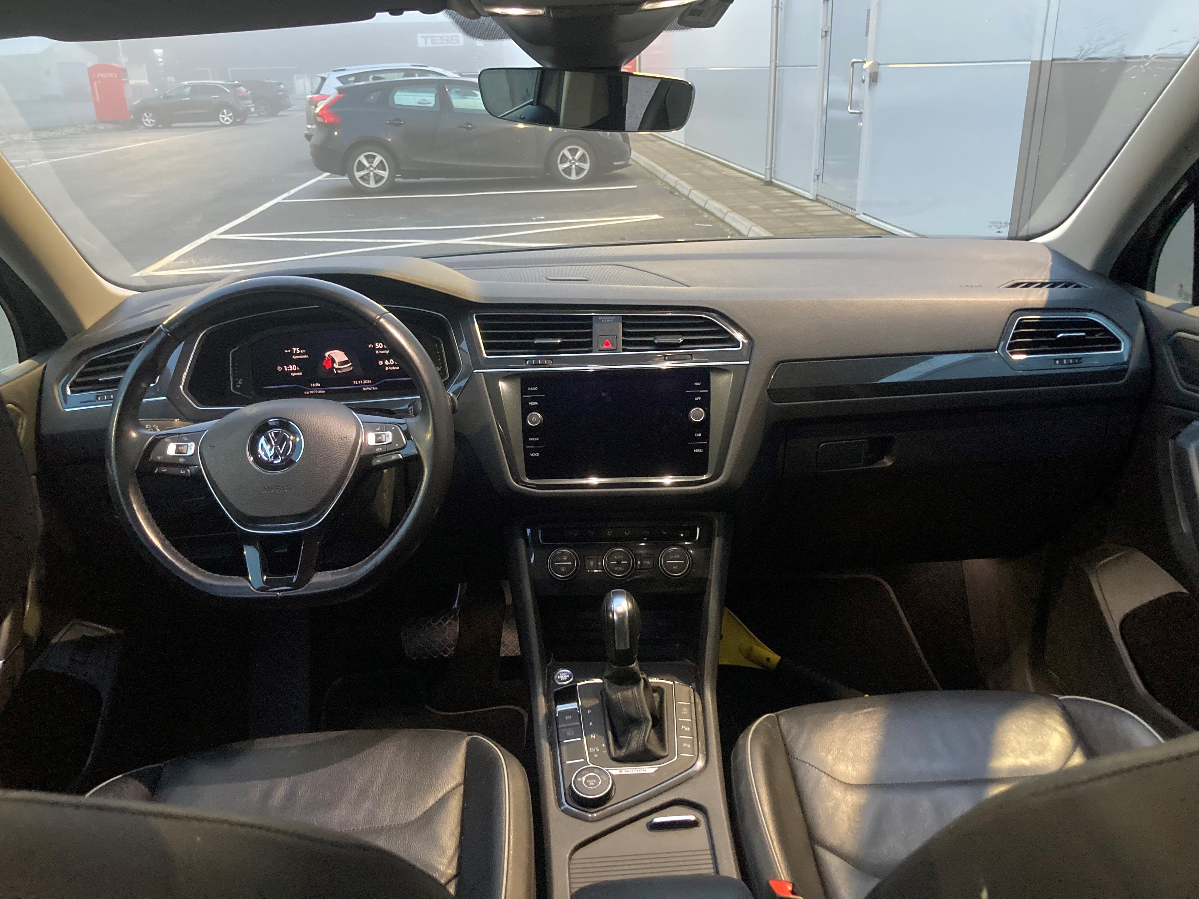 Volkswagen Tiguan SE R-Line Black 4MOTION 190 hp with Baby seat