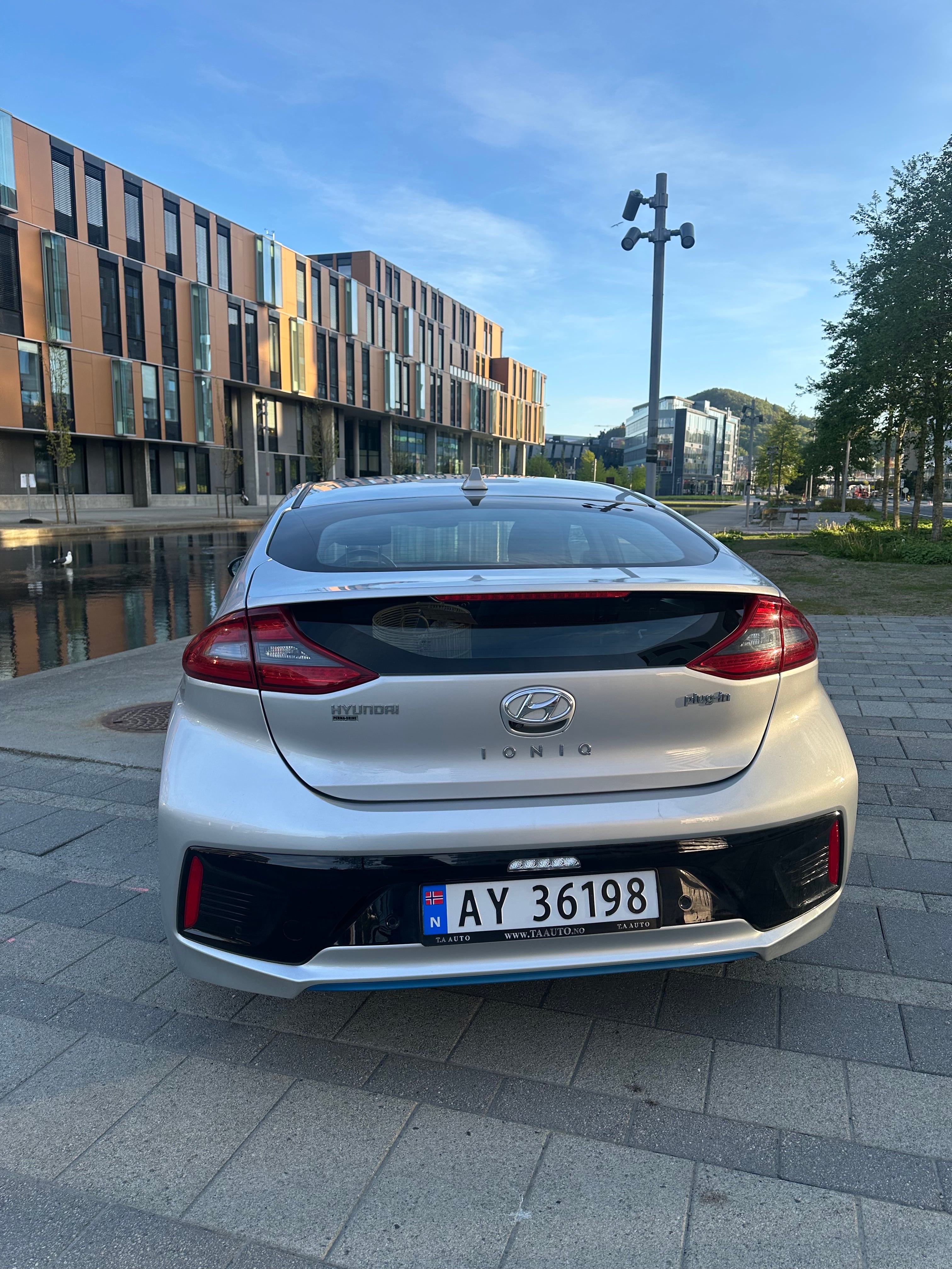 Hyundai Ioniq Hybrid Blue med Lydinngang