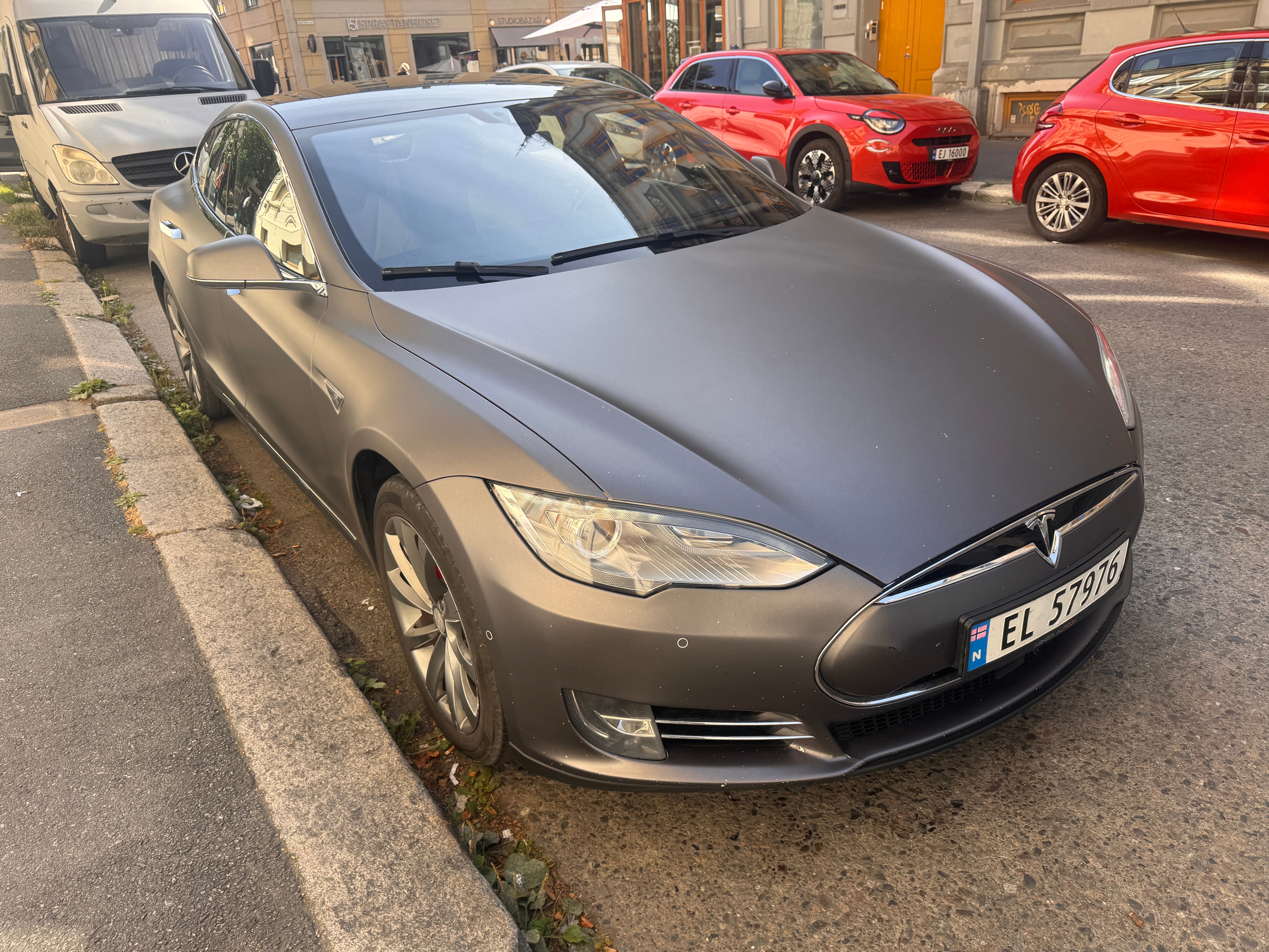 Tesla Model S P85D mit Navigationsgerät