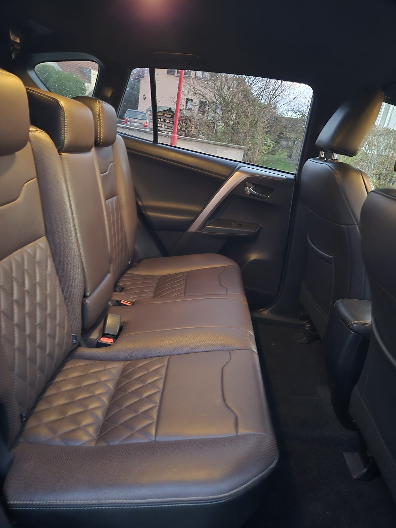 Toyota Rav4 Hybride avec Siège bébé