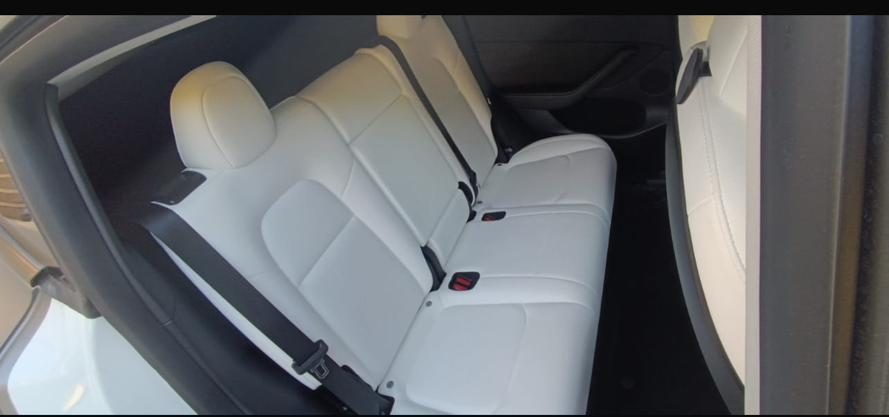 Tesla Model Y avec Entrée audio / iPod